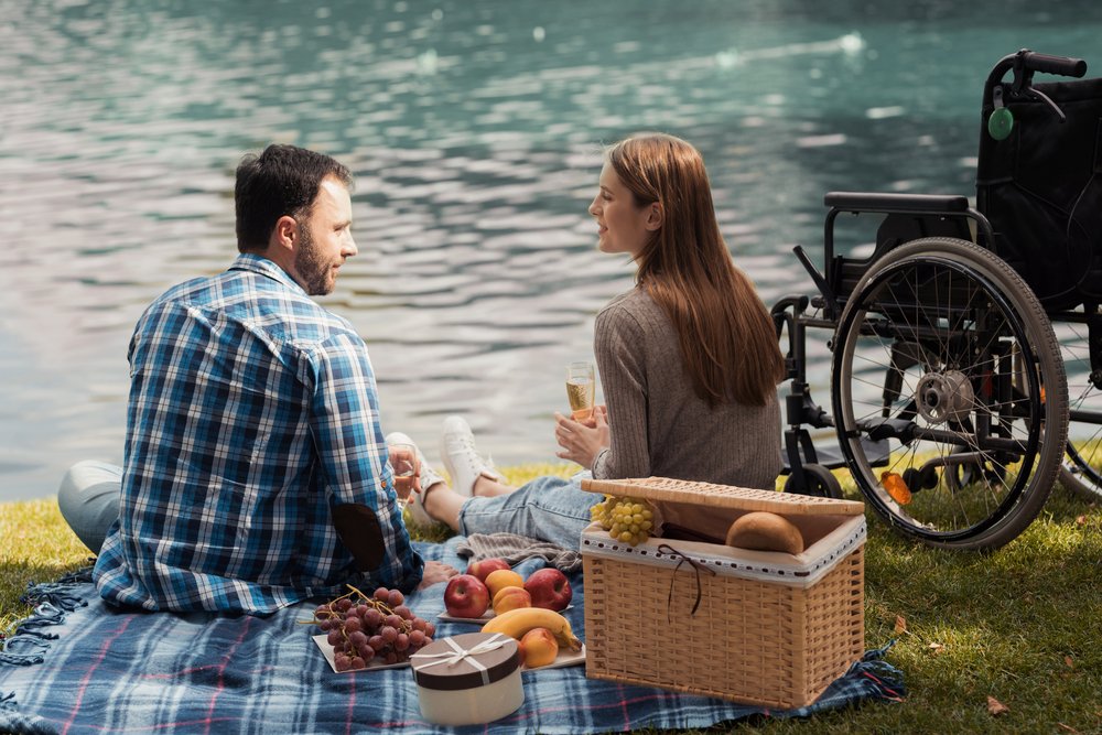 Hombre y mujer en un picnic. | Foto: Shutterstock.