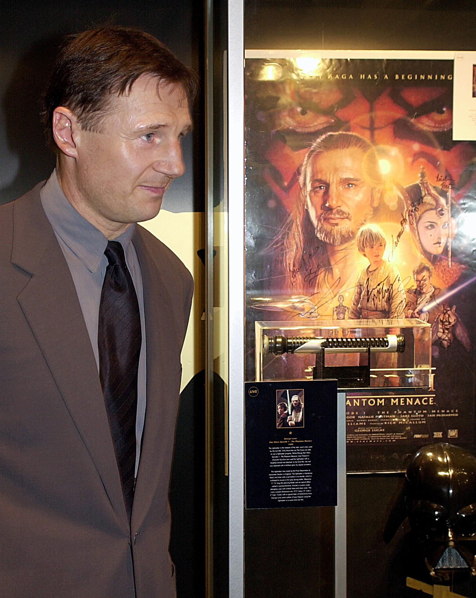 Liam Neeson en la subasta "Movie Action for Children" en Sotheby's el 6 de marzo de 2001 en Nueva York. | Fuente: Getty Images