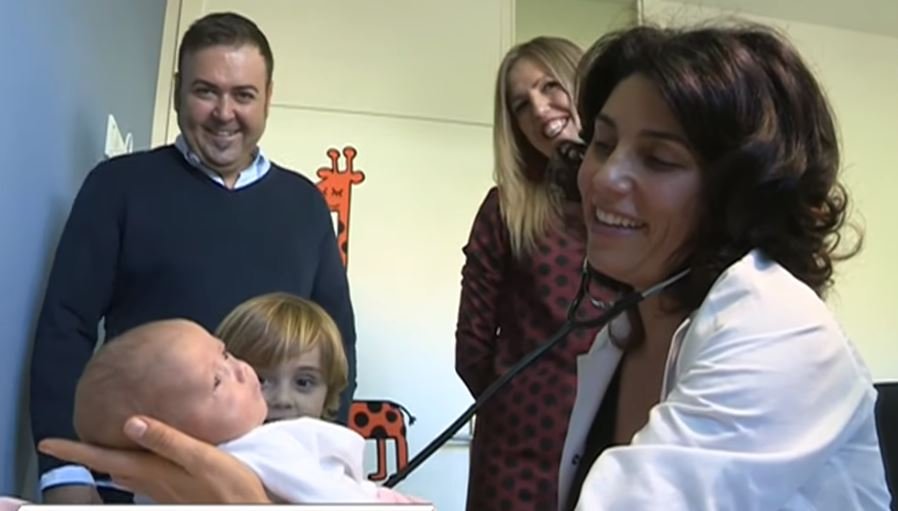 Médicos y familiares ven a la bebé. Fuente: Aragon Noticias / YouTube