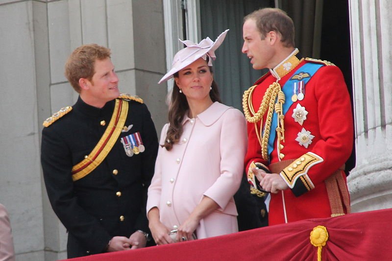 El Duque y la Duquesa de Cambridge y el Príncipe Harry en el balcón del Palacio de Buckingham, junio de 2013. | Imagen: Wikimedia Commons