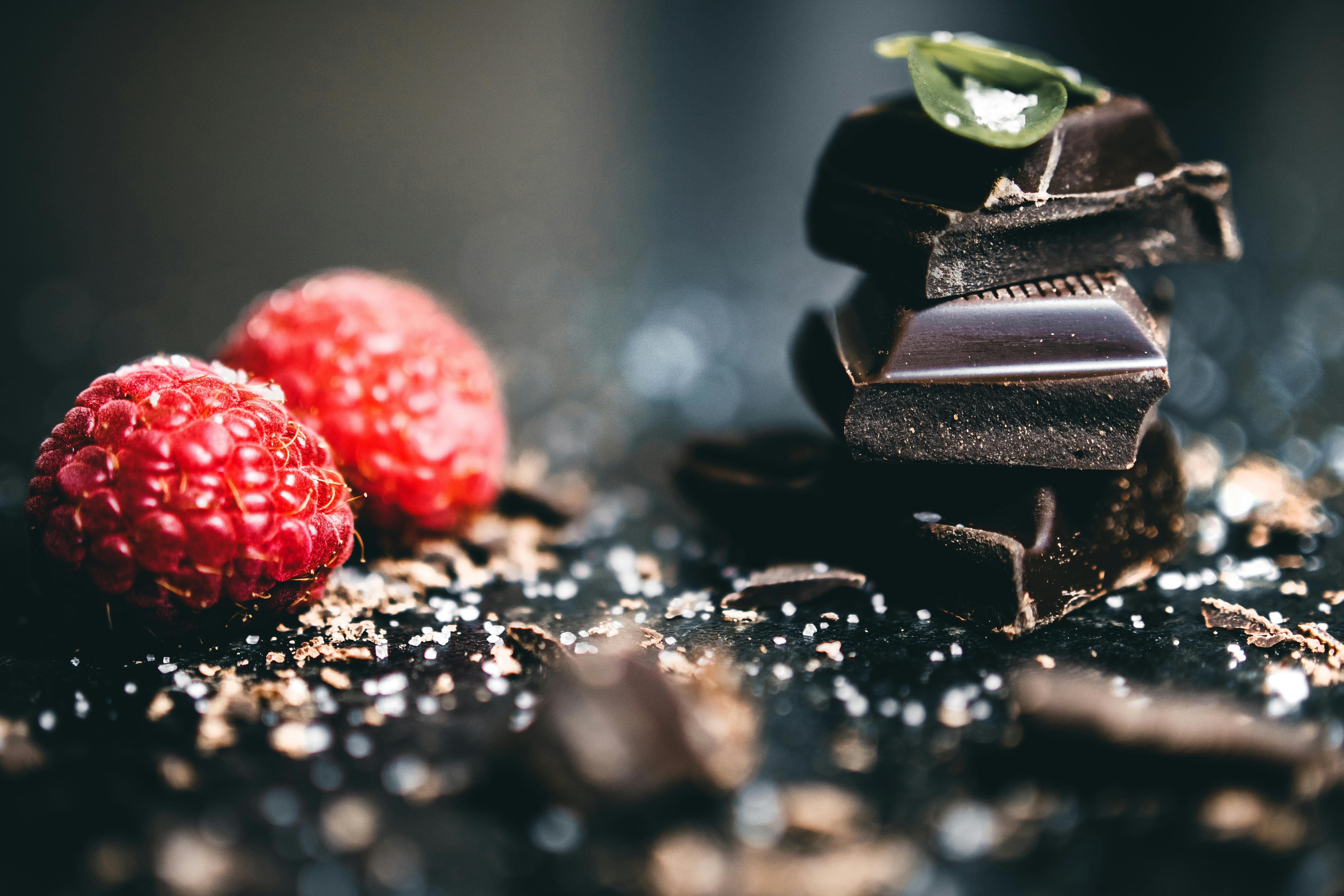 Trozos de chocolate y bayas | Fuente: Pexels
