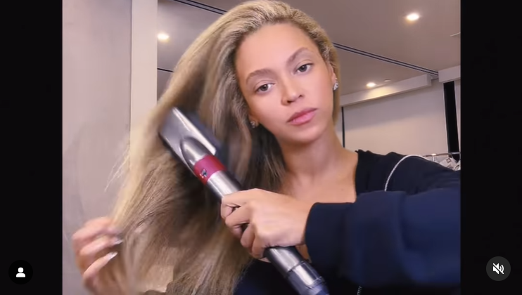 Beyoncé se alisa el cabello rubio en un vídeo compartido en abril de 2024 | Foto: Instagram/beyonce