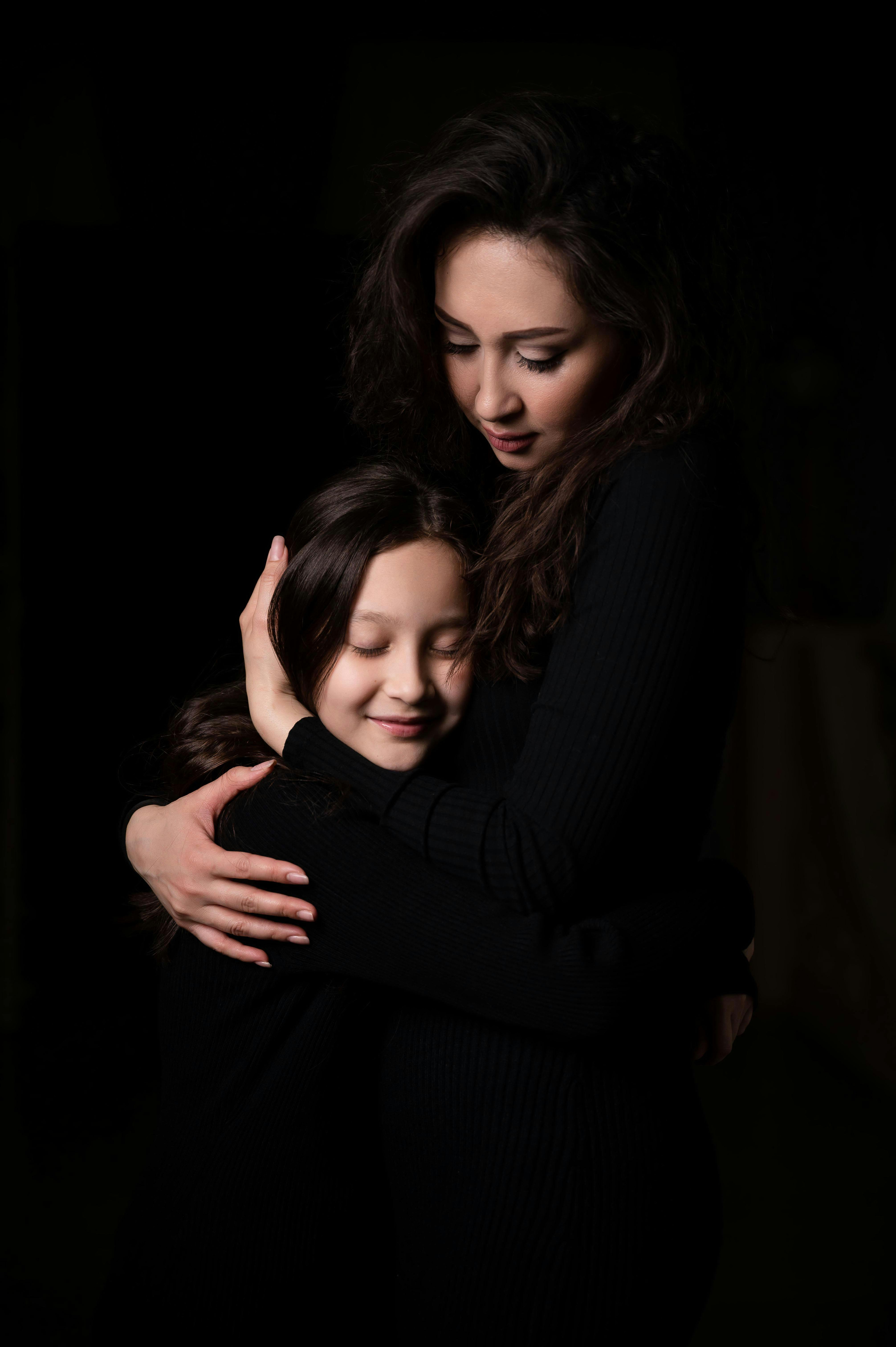 Una mujer orgullosa abrazando a su hija | Fuente: Pexels