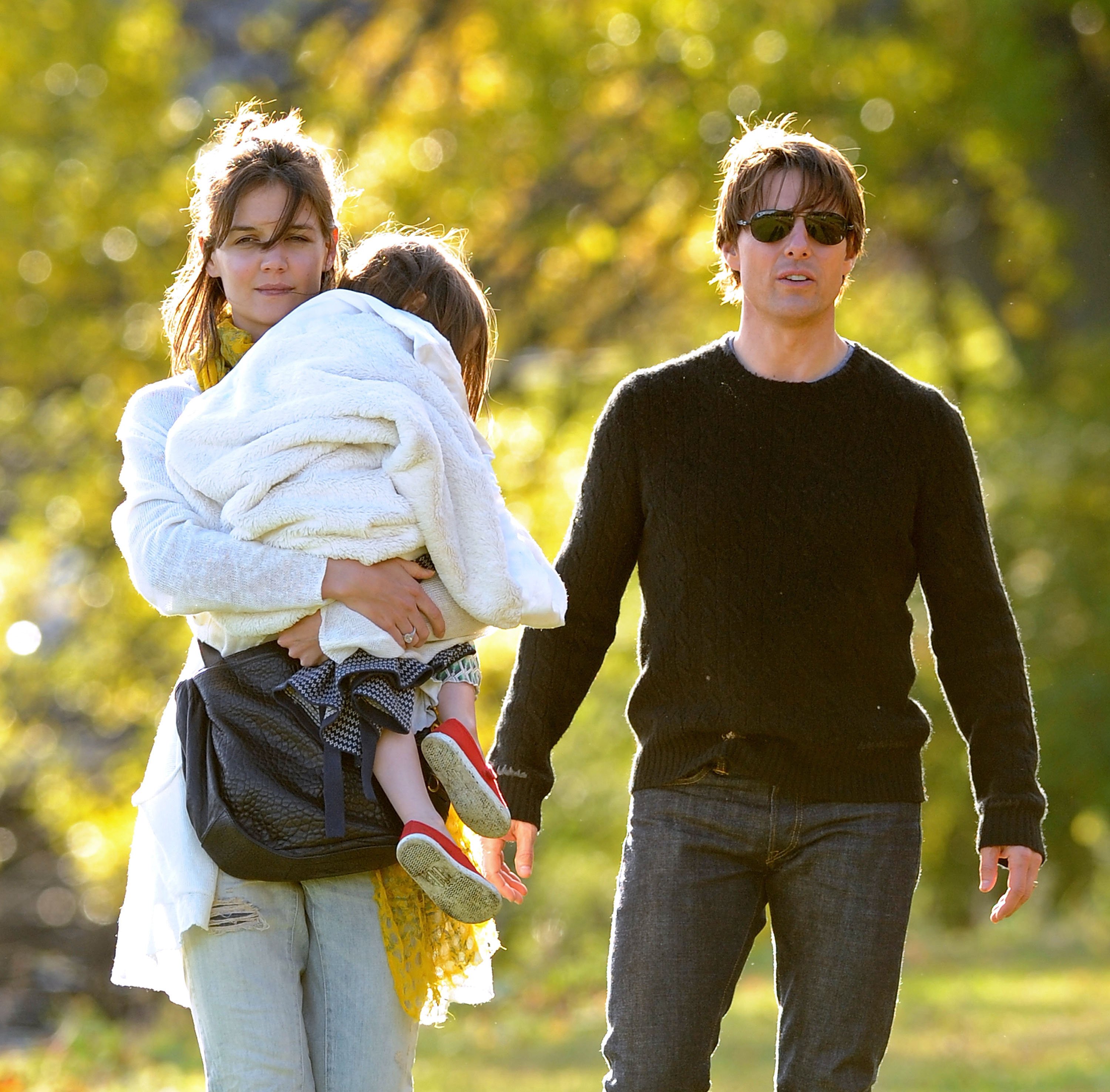 Katie Holmes, Tom Cruise y su hija Suri en Charles River Basin en Cambridge, Massachusetts, en 2009. | Foto: Getty Images
