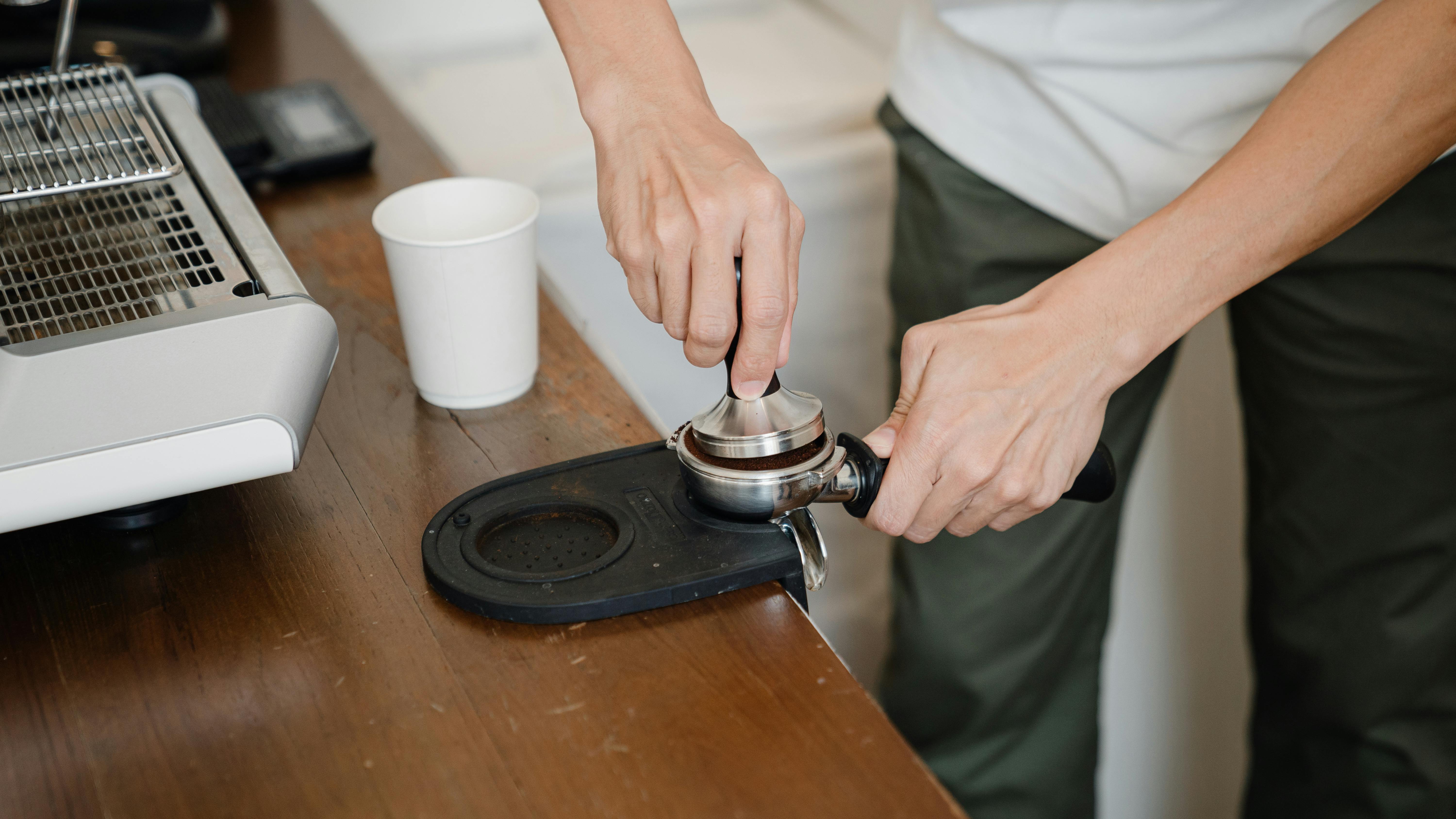 Un hombre preparando café | Fuente: Pexels