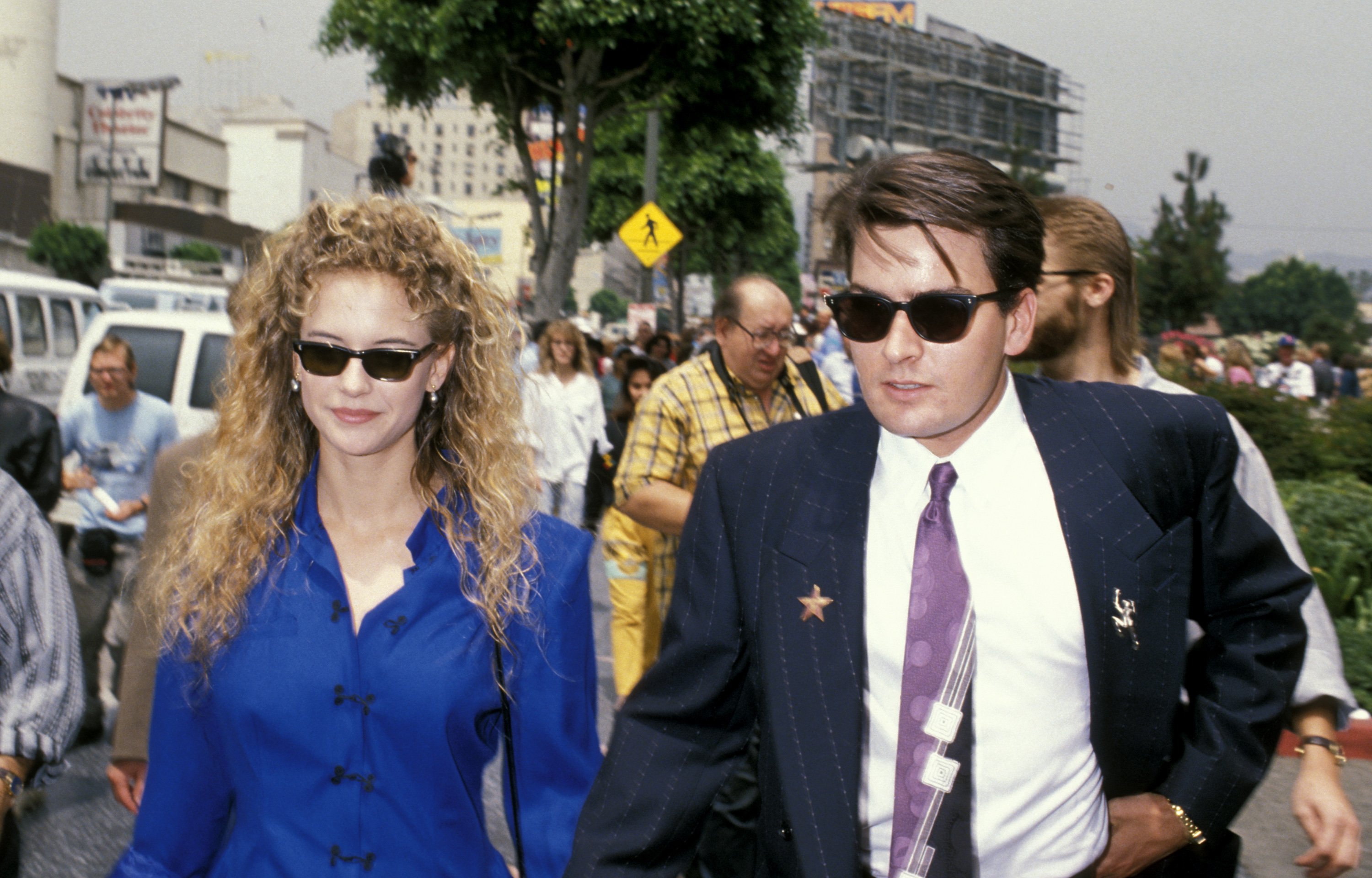 Kelly Preston y Charlie Sheen en Hollywood, 1989. | Foto: Getty Images