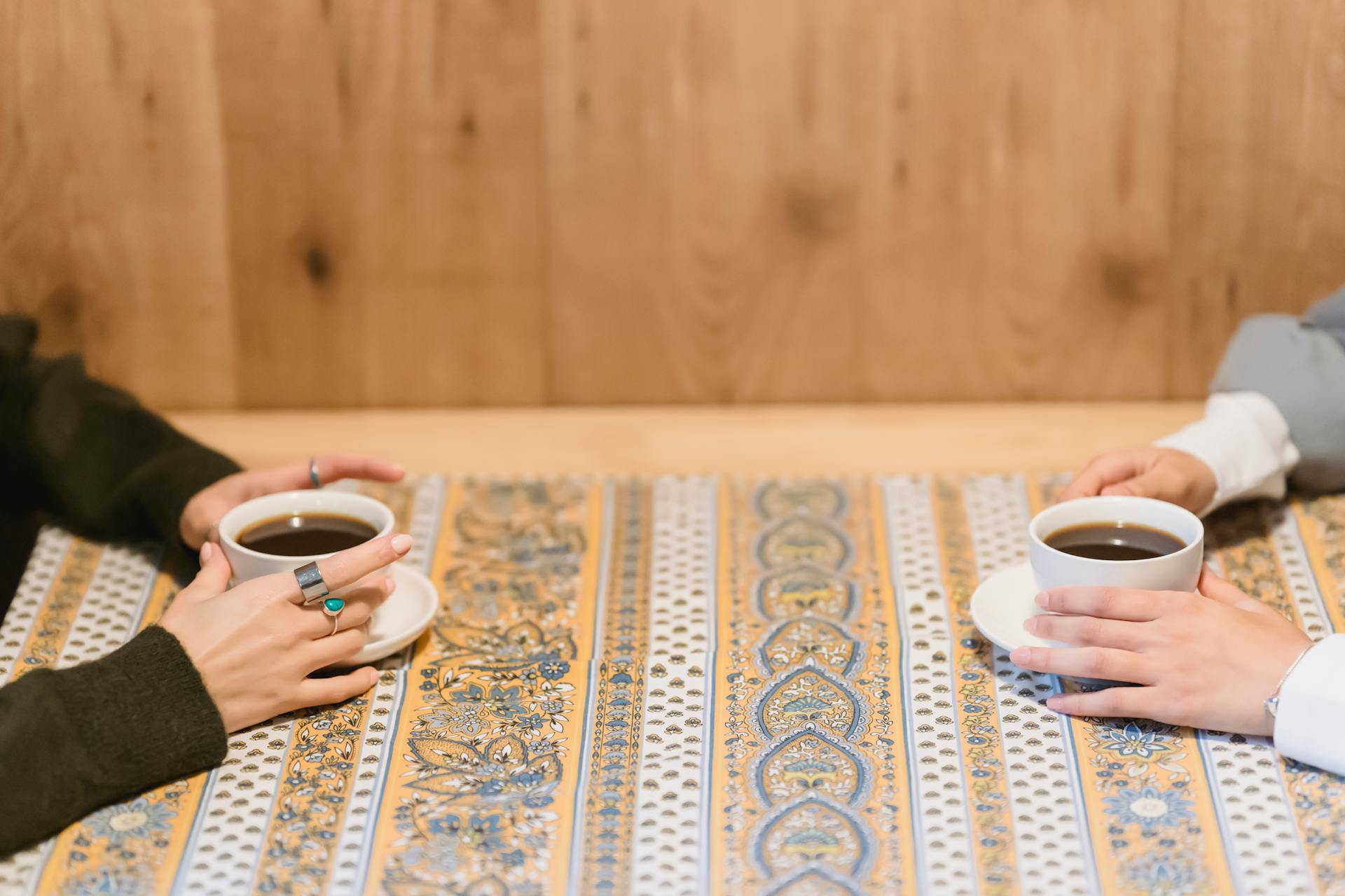 Dos personas sentadas frente a frente en una cafetería | Fuente: Pexels