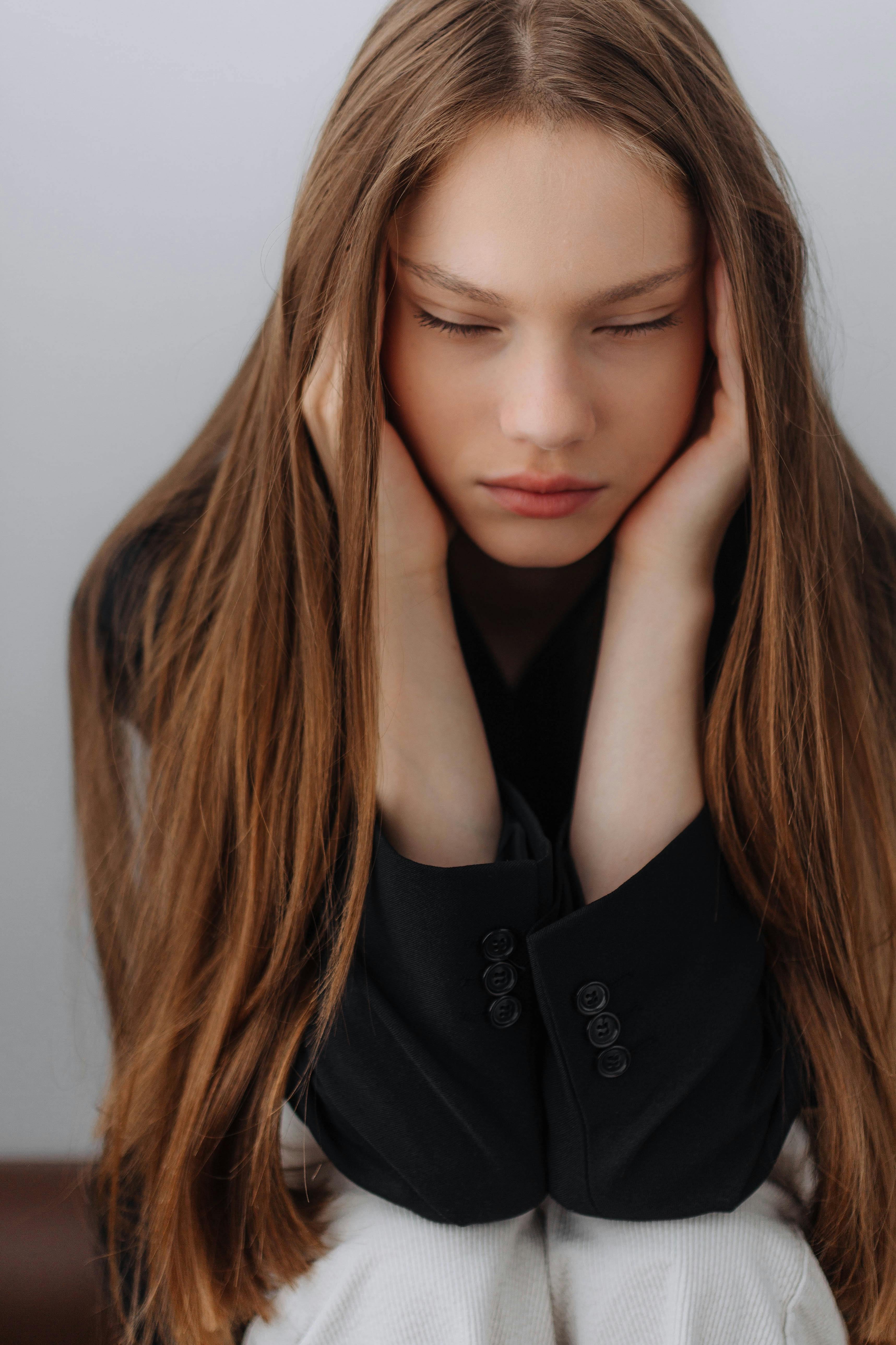 Una ragazza che si copre le orecchie | Fonte: Pexels