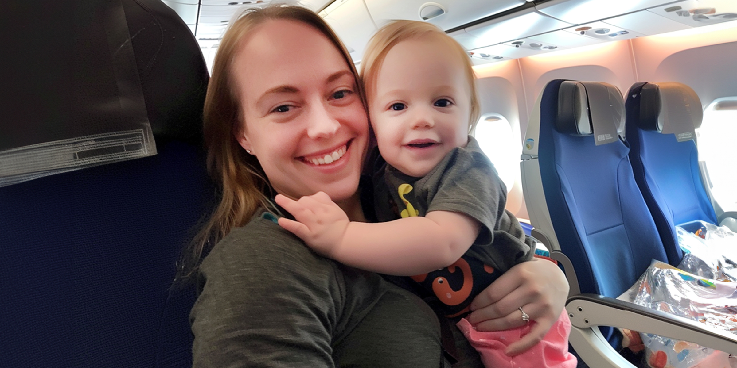 Una mamá y su hijo pequeño en un avión | Fuente: AmoMama