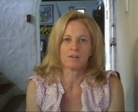 Catherine Falk en un vídeo del 14 de mayo de 2015 | Fuente: YouTube/@NewsmaxTV