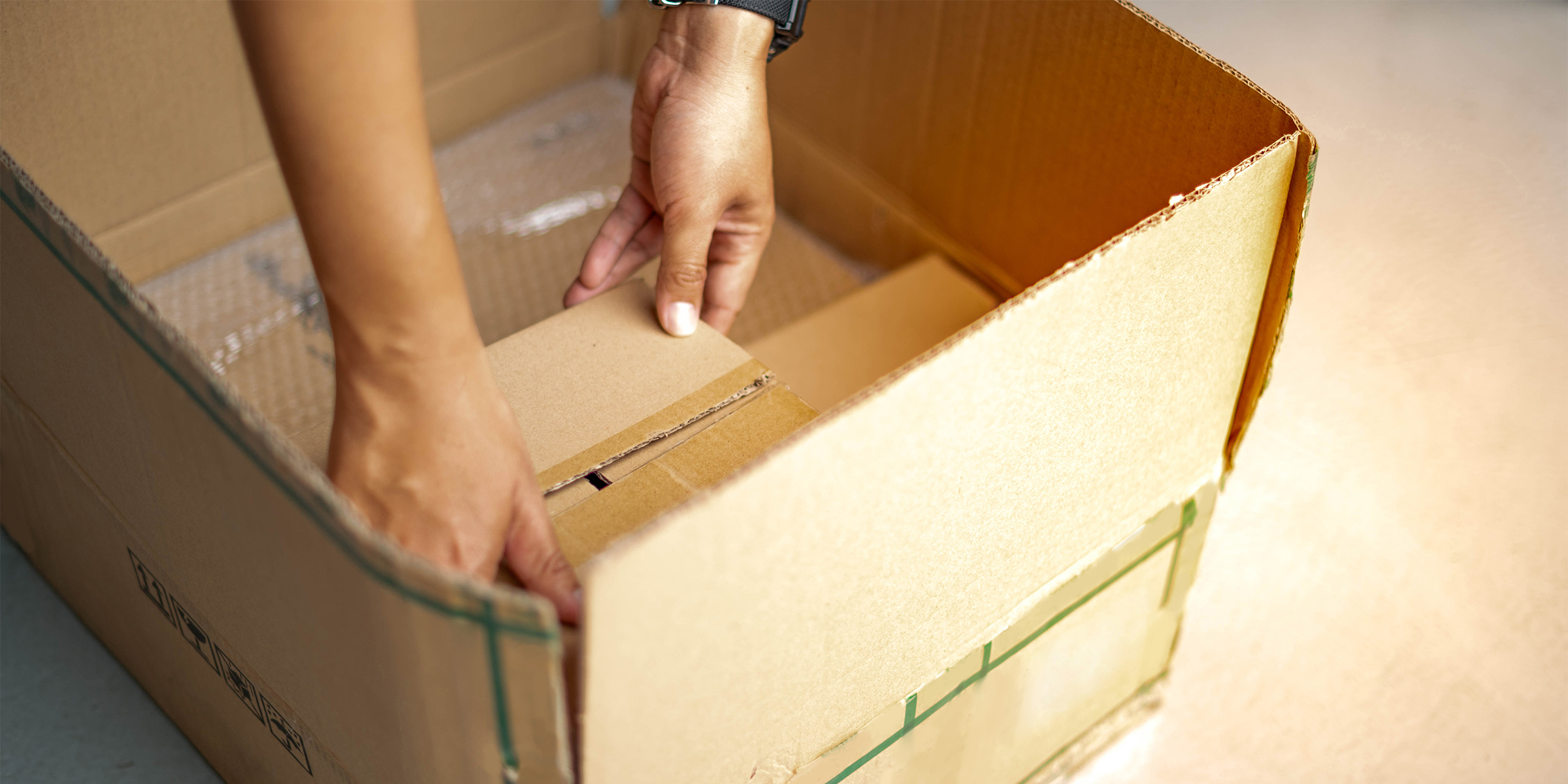 Una mujer con una caja de cartón | Fuente: Shutterstock