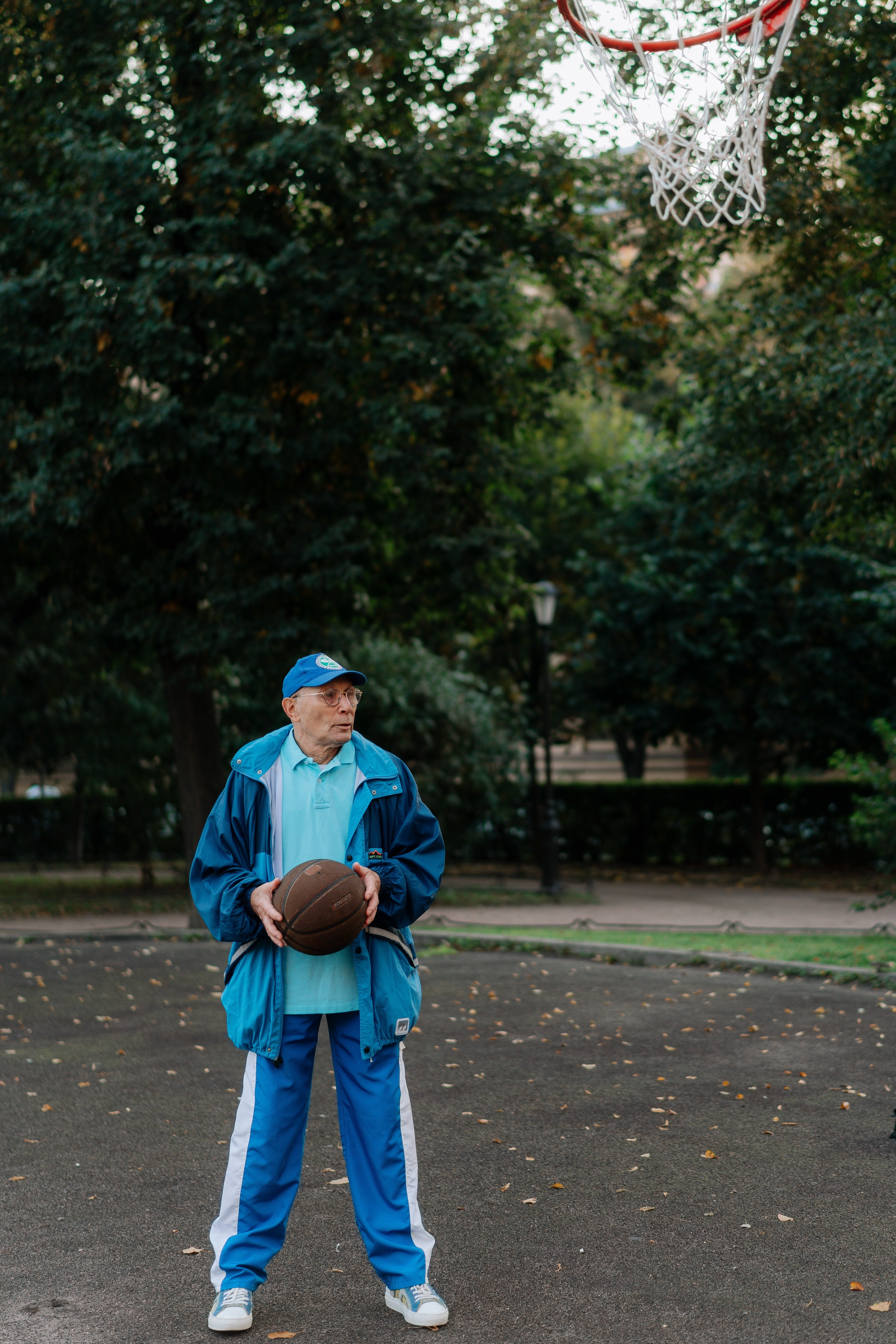 Anciano sostiene una pelota entre sus manos. | Foto: Pexels