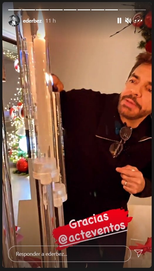 Eugenio Derbez enciende las velas de su mesa de Navidad. | Foto: Instagram.com/ederbez