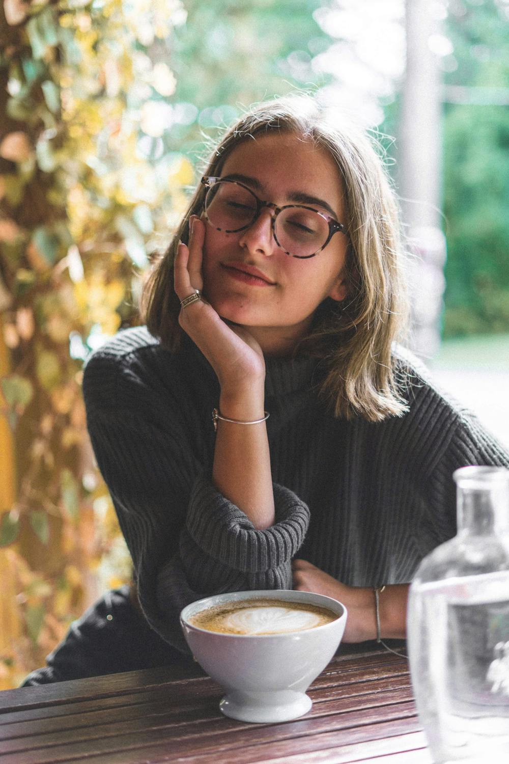 Una mujer con una taza de café | Fuente: Pexels