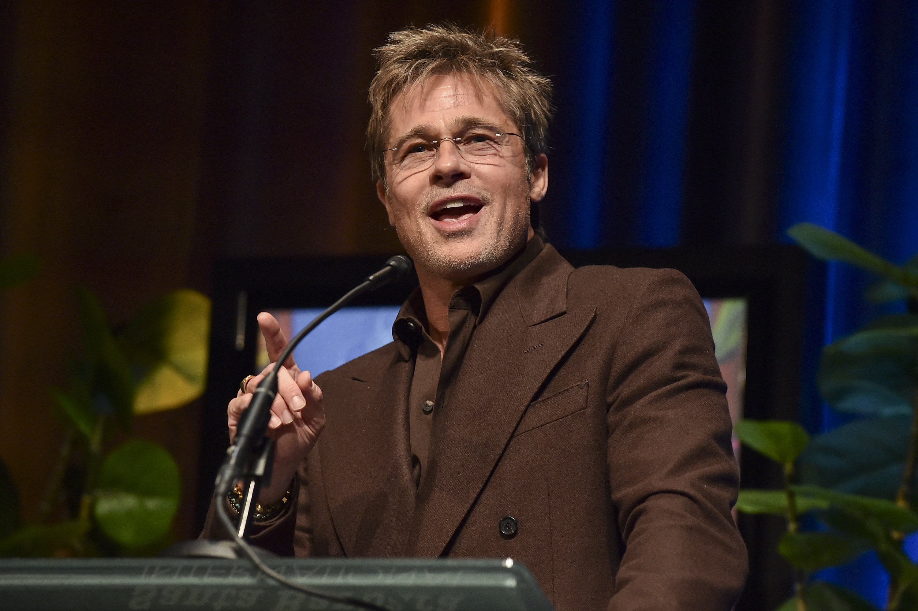 Brad Pitt habla en el Festival Internacional de Cine de Santa Bárbara el 8 de febrero de 2024, en Santa Bárbara, California. | Fuente: Getty Images