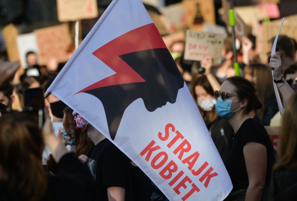 Manifestantes por los derechos de las mujeres en Cracovia, Polonia, el 28 de octubre de 2020. | Foto: Getty Images