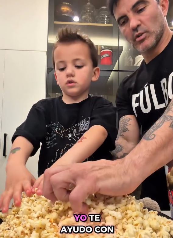 Luca prepara pochoclos junto a su padre, Fabián Cubero | Fuente: Instagram/micaviciconte