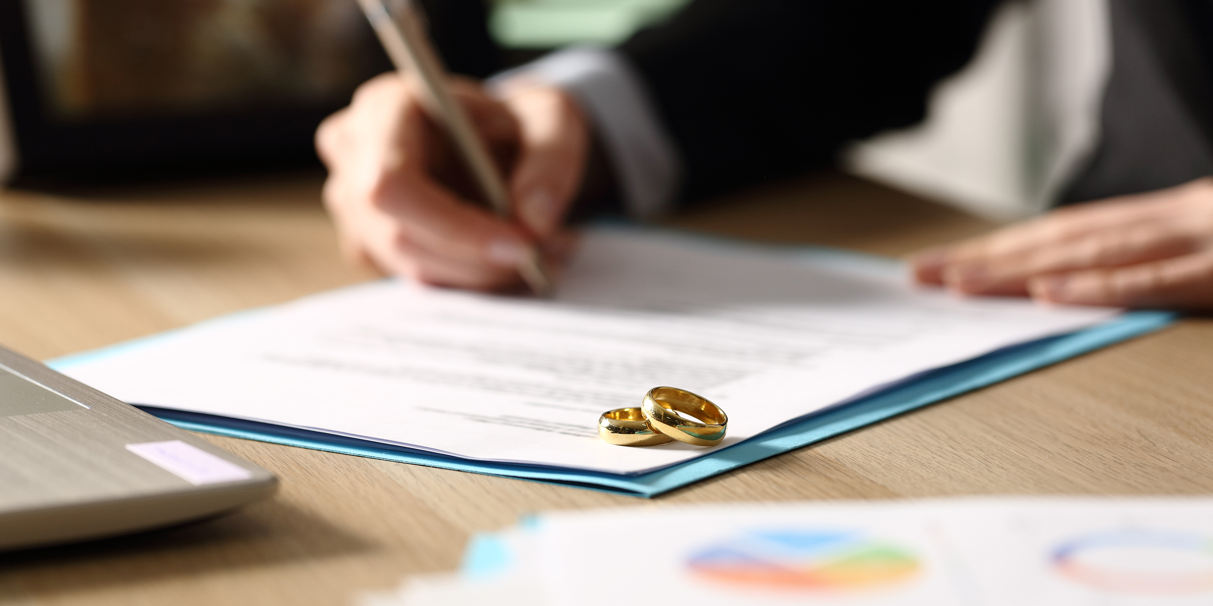 Firmando los papeles del divorcio | Fuente: Shutterstock