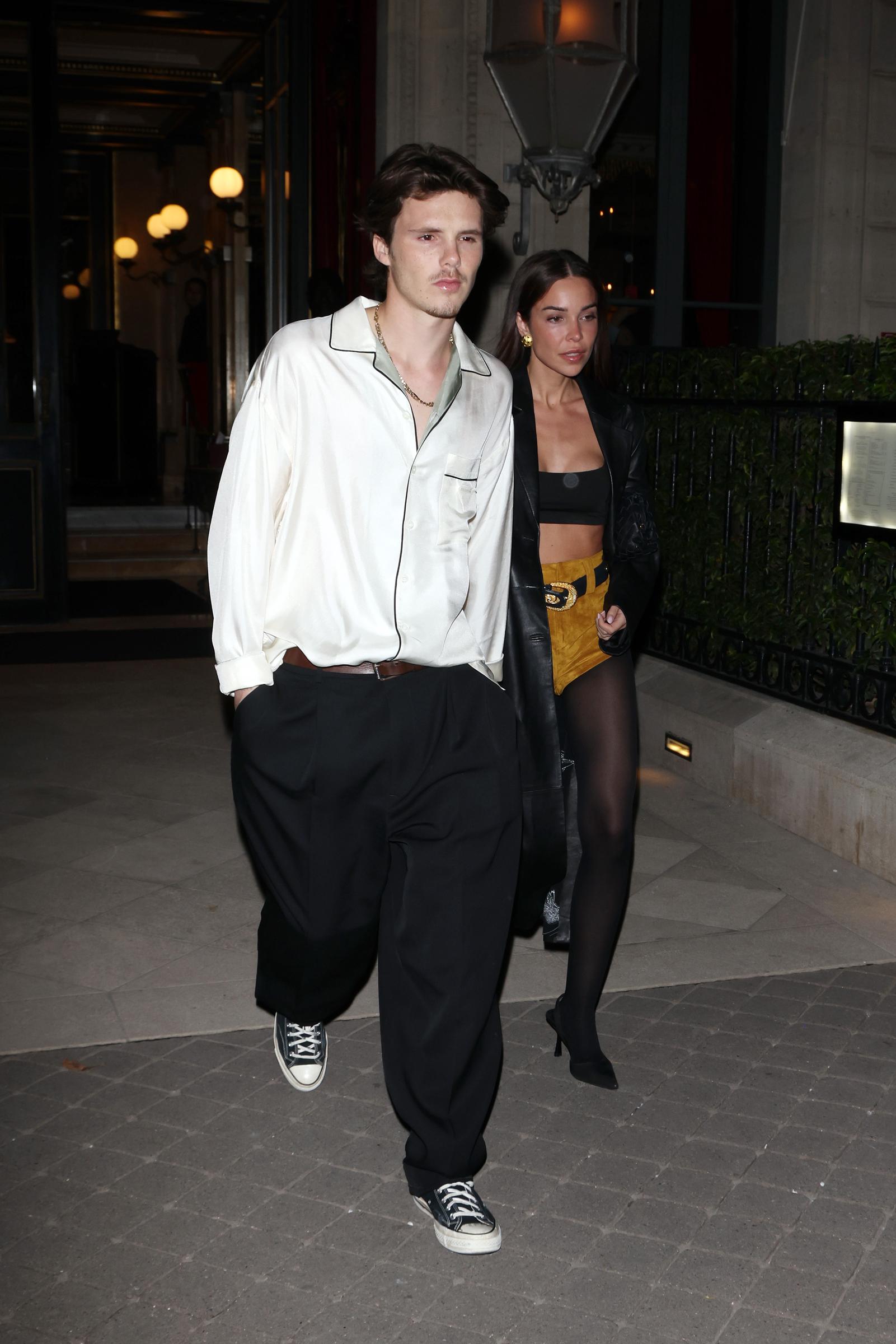 Jackie Apostel y Cruz Beckham saliendo de su hotel durante el Womenswear Primavera/Verano 2025 como parte de la Semana de la Moda de París el 28 de septiembre de 2024, en París, Francia | Fuente: Getty Images