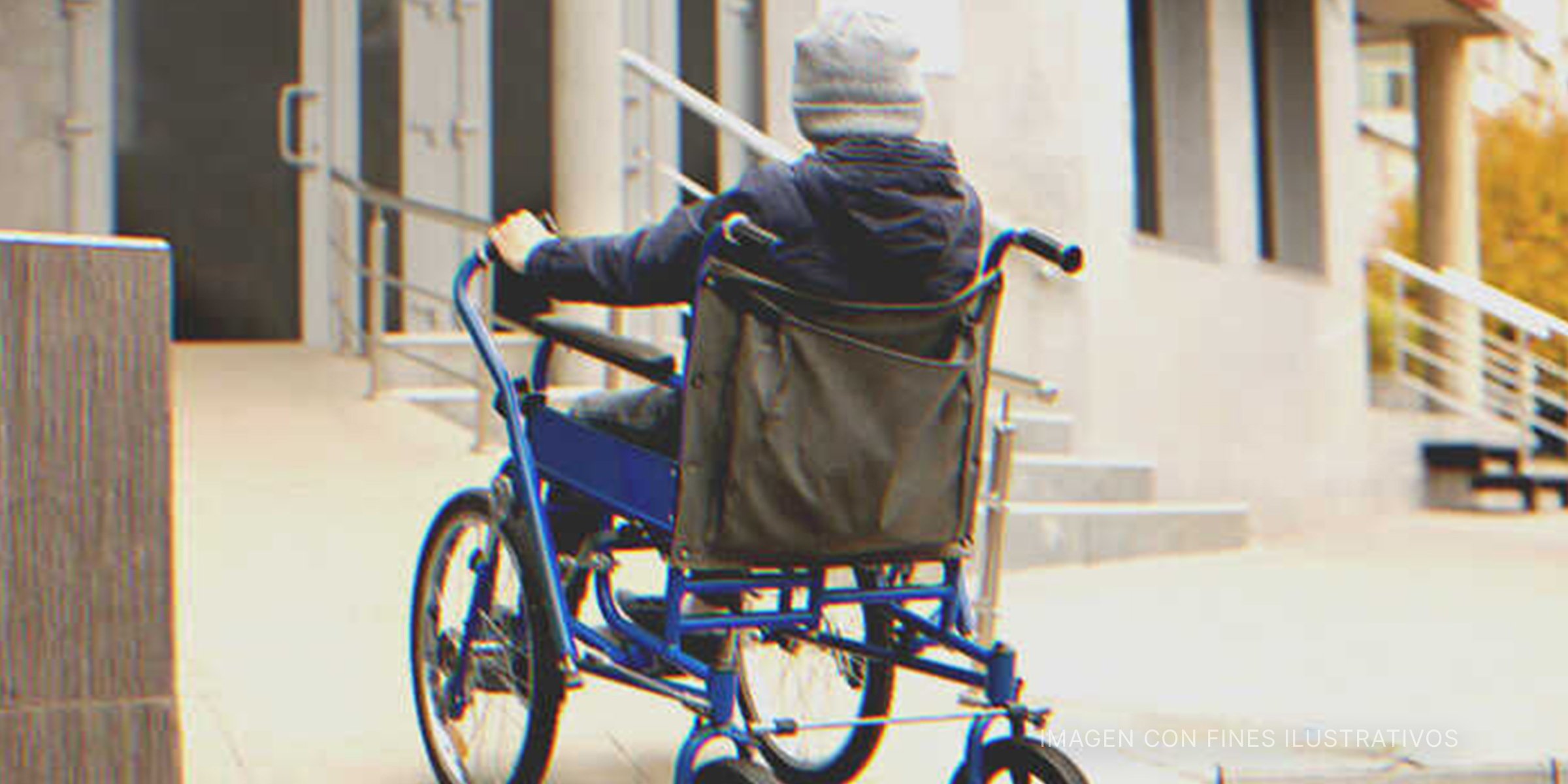 Niño en silla de ruedas fuera de un edificio. | Foto: Shutterstock