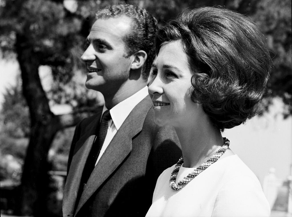 Los príncipes Juan Carlos de Borbón y Sofía de Grecia en el jardín del Palacio de la Zarzuela, el 1 de enero de 1970, Madrid, España. | Foto: Getty Images