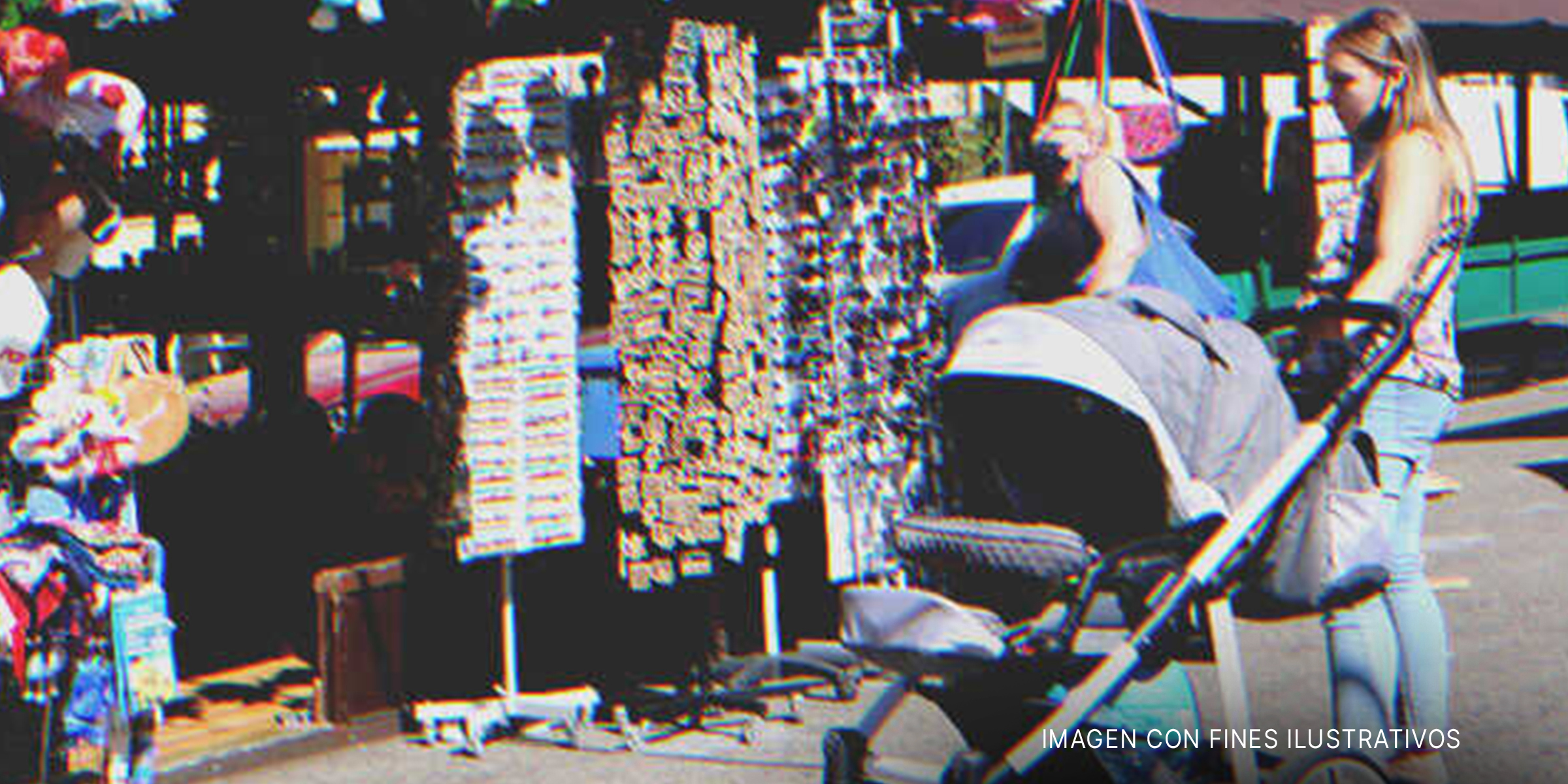 Mujer con un cochecito en un mercadillo. | Foto: Shutterstock