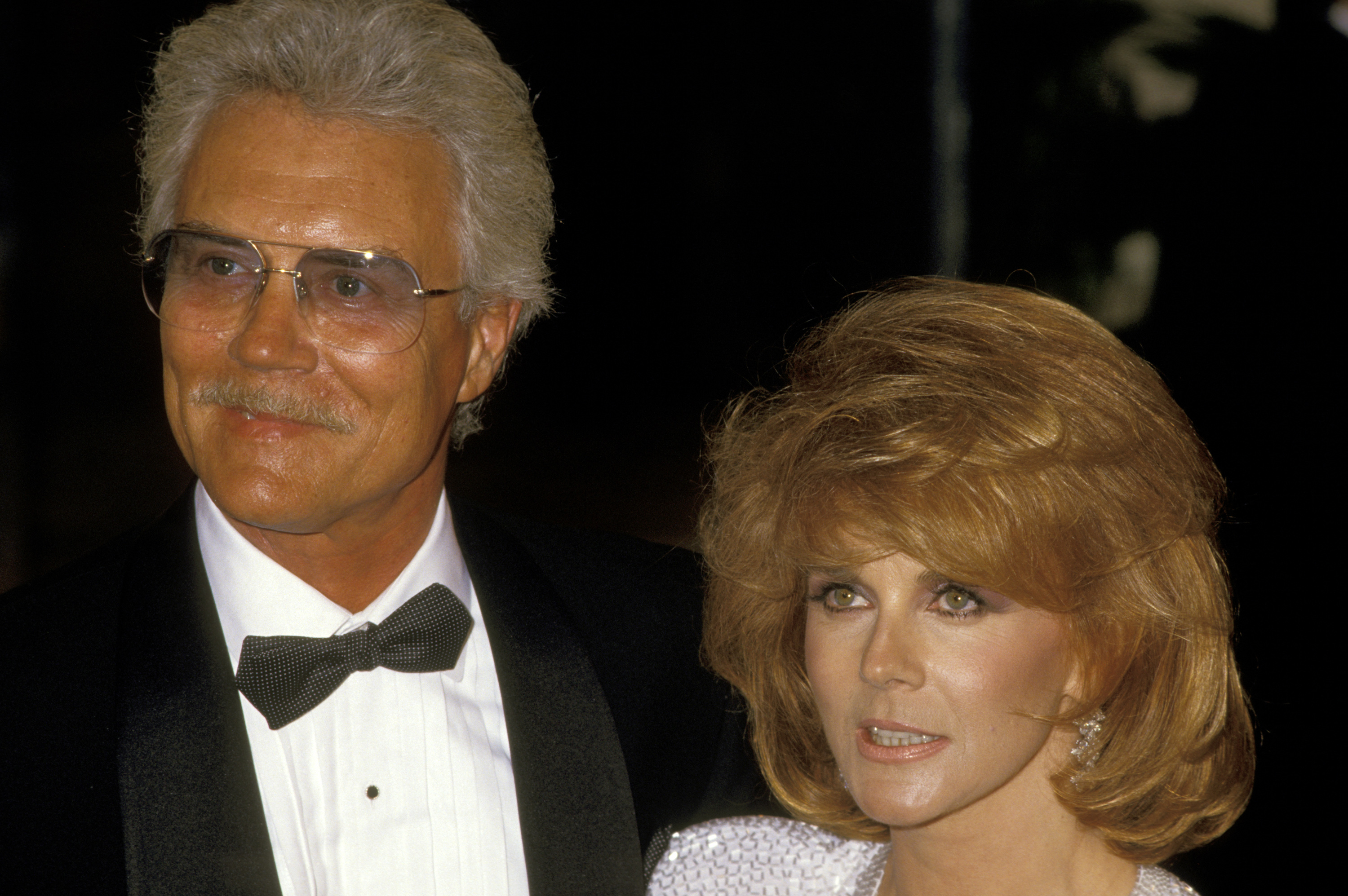 Ann-Margret y su esposo Roger Smith en el Hotel Beverly Hilton de California en 1987 | Fuente: Getty Images