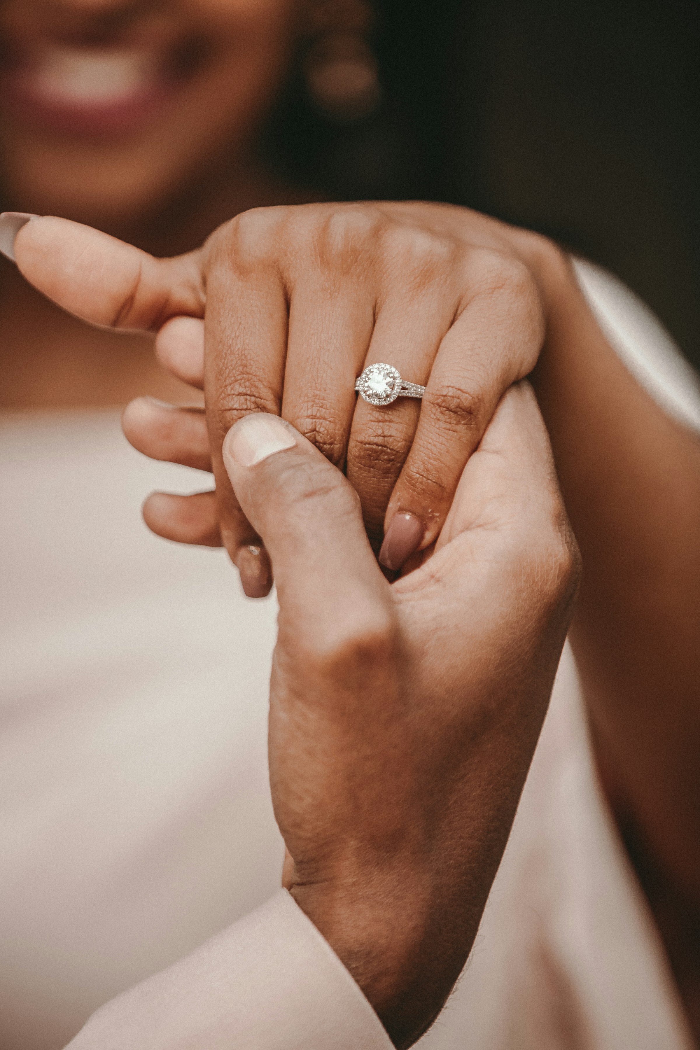 Primer plano de un anillo de compromiso | Fuente: Unsplash