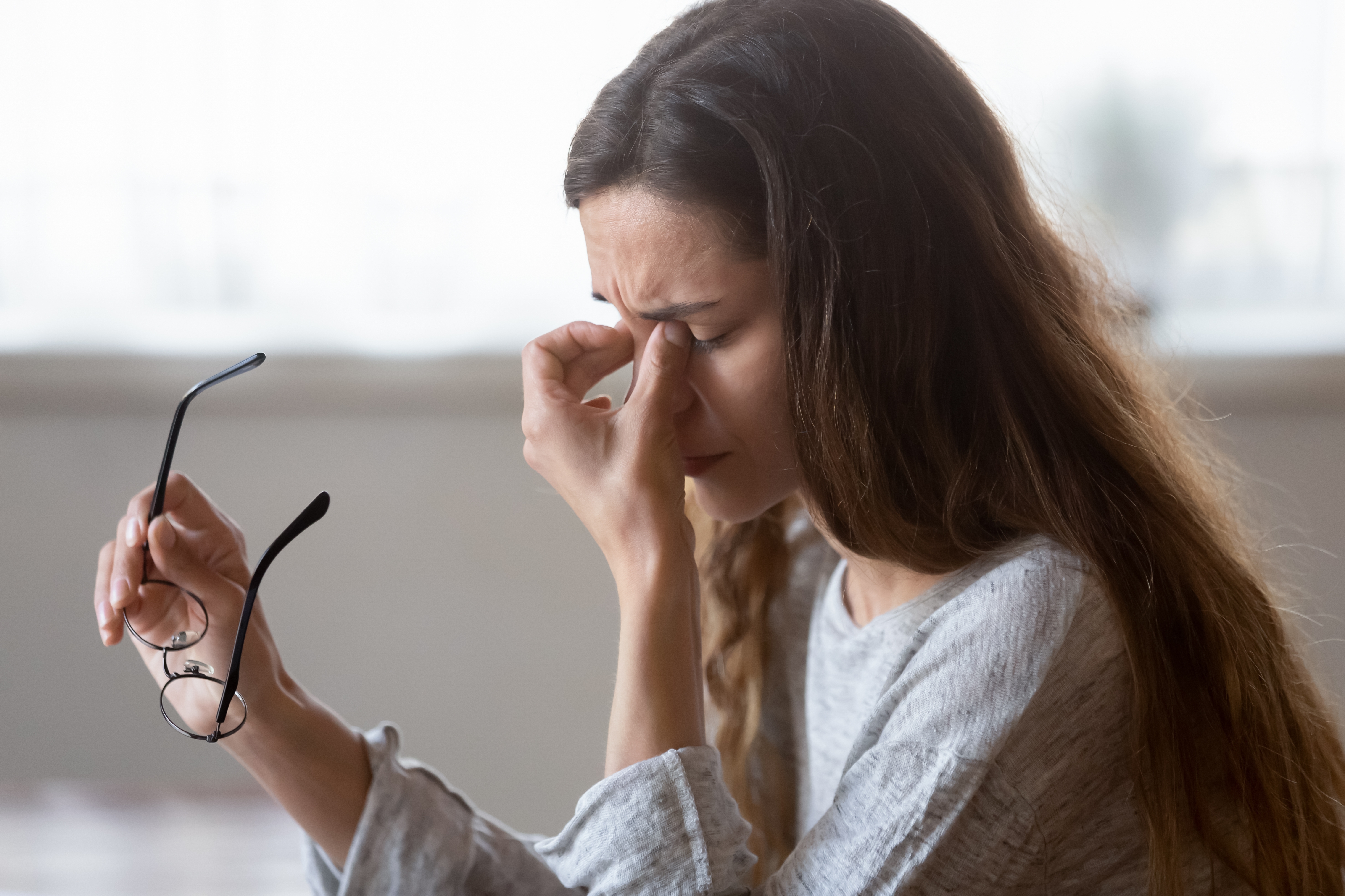 Una mujer joven se siente triste | Fuente: Shutterstock