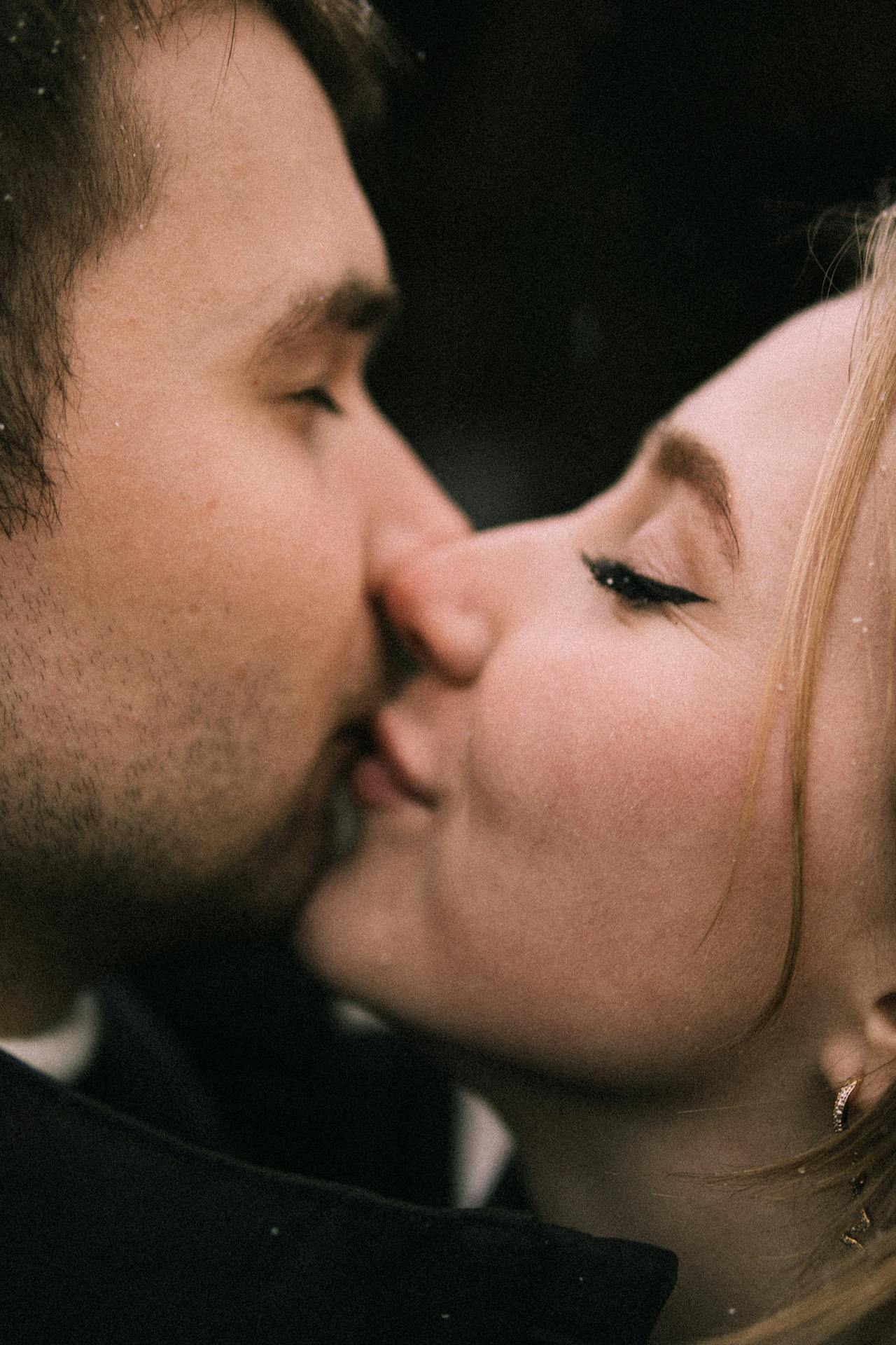 Una donna che bacia un uomo sulla guancia | Fonte: Pexels