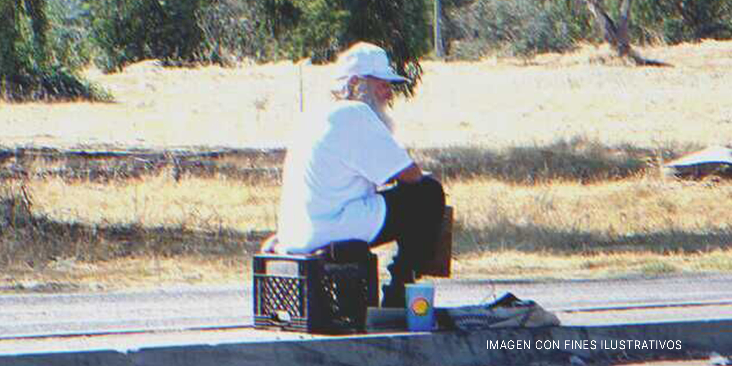 Hombre sentado en medio de una acera. | Foto: Flickr.com/D.C.Atty (CC BY 2.0)