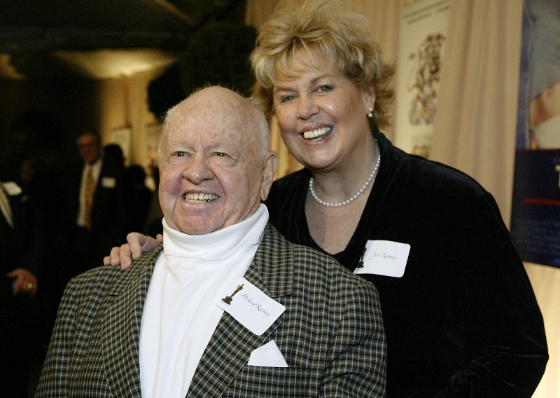 Mickey Rooney y su esposa Jan Chamberlin el 26 de febrero de 2004 en The Annex en Hollywood, California. | Foto: Getty Images