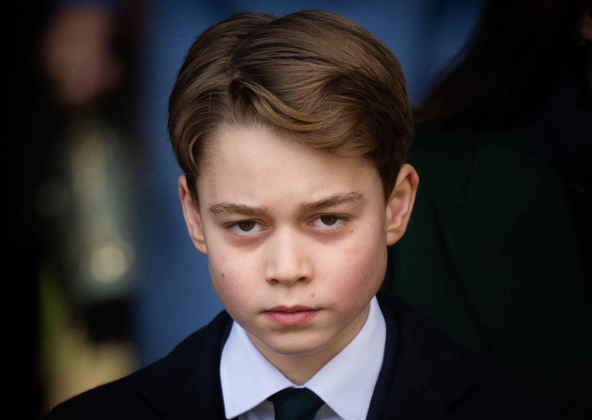 Para la Navidad de 2024, George tenía 11 años y asistía a la misa de la mañana de Navidad de la familia real en Sandringham. Este retrato en primer plano marca otro punto claro en la línea temporal entre el niño pequeño de sus primeras apariciones y el adolescente que empezaría en Eton menos de dos años después.