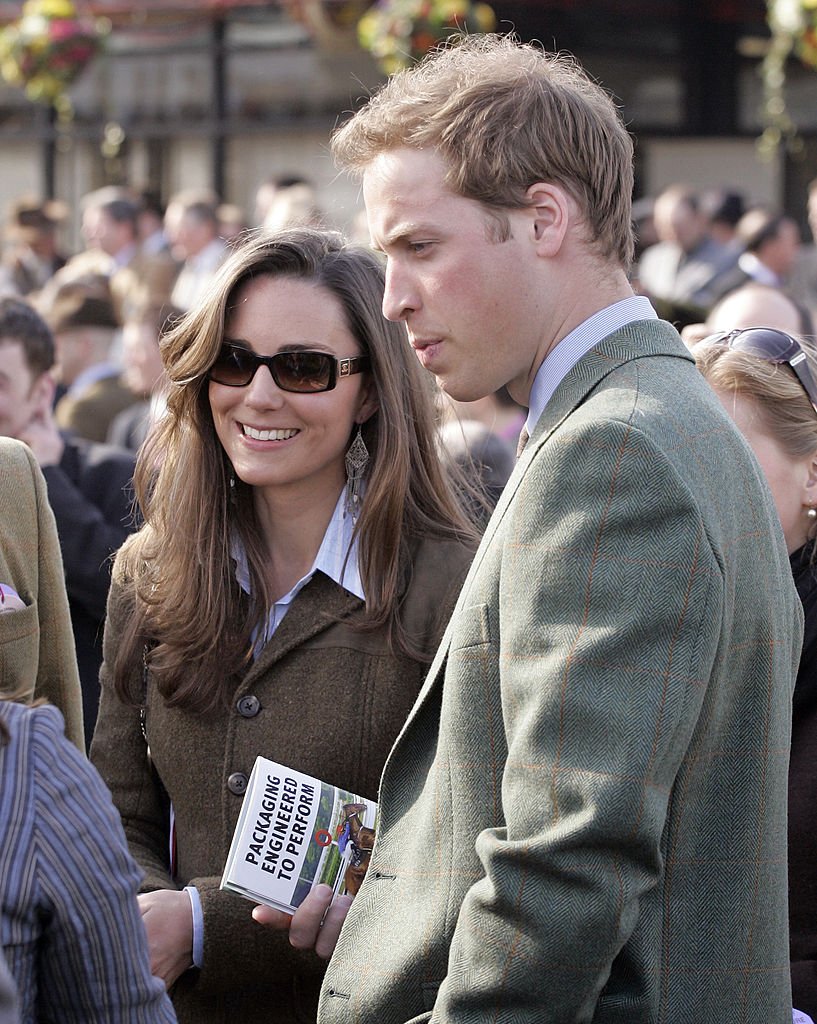 El príncipe William y Kate Middleton en Cheltenham Reino Unido, en 2007. | Foto: Getty Images