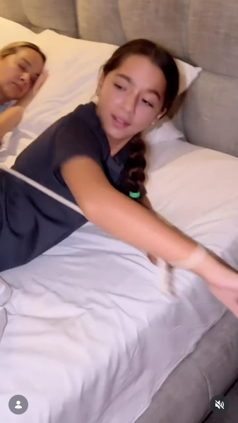 Adamari López compartiendo junto su hija Alaïa en un divertido video hogareño | Fuente: Instagram/adamarilopez
