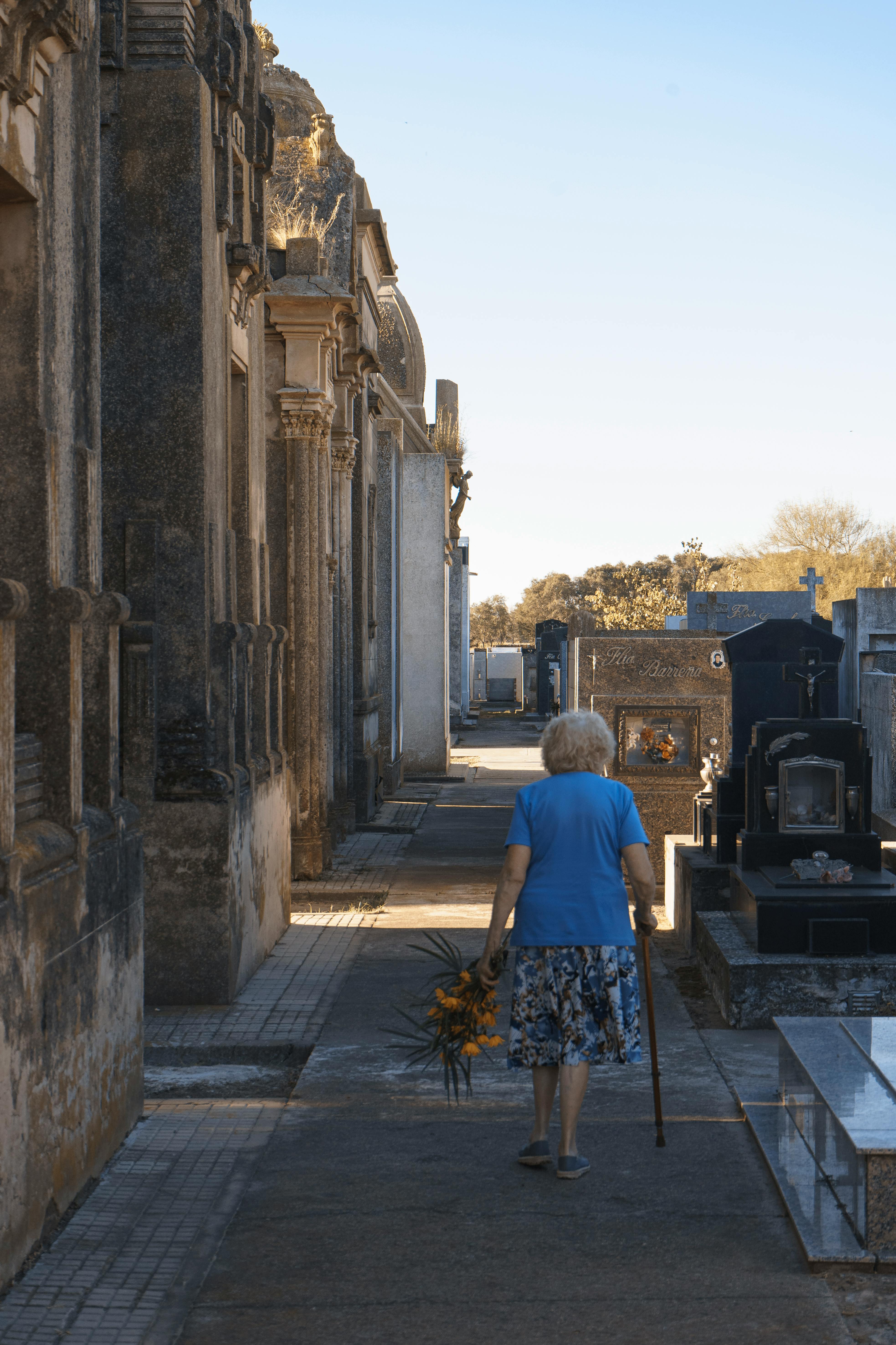 Una anciana caminando con la ayuda de un bastón | Fuente: Pexels