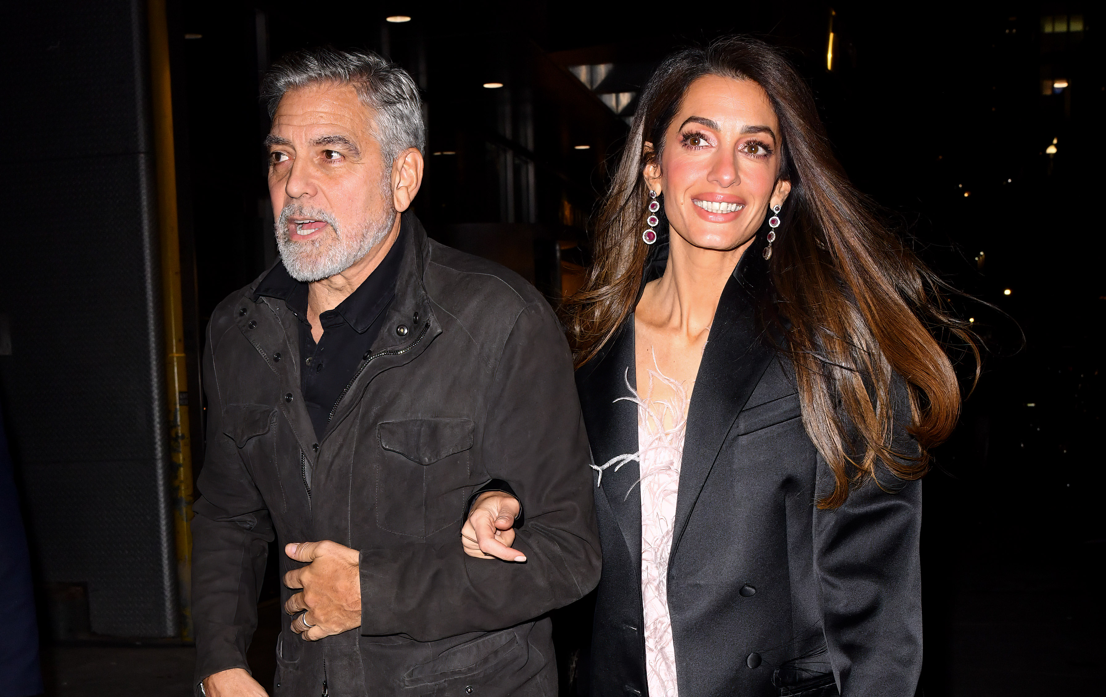 George y Amal Clooney vistos en Nueva York el 13 de diciembre de 2023 | Fuente: Getty Images