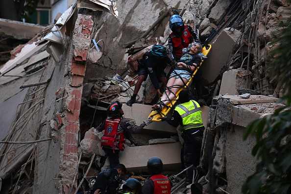 Rescatistas trasladan a una persona en una camilla fuera de un edificio colapsado tras el terremoto ocurrido en Caracas, Venezuela, el 24 de junio de 2026.