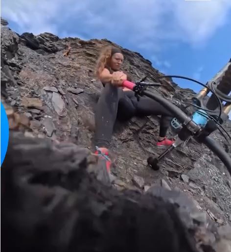 Cecilia Sopeña detiene su caída por el acantilado | Fuente: Instagram/deportes13cl