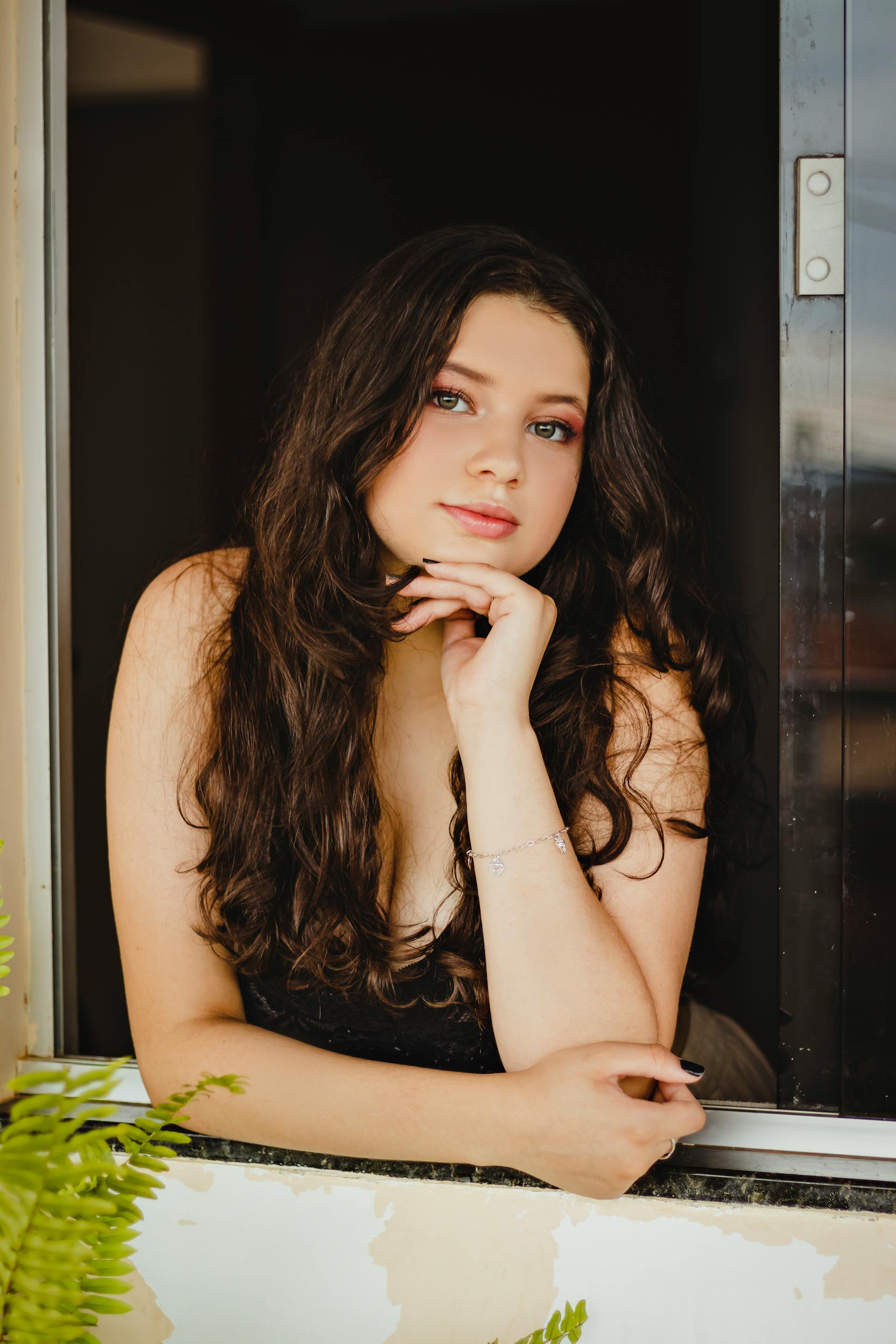 Una adolescente reflexiva | Fuente: Pexels