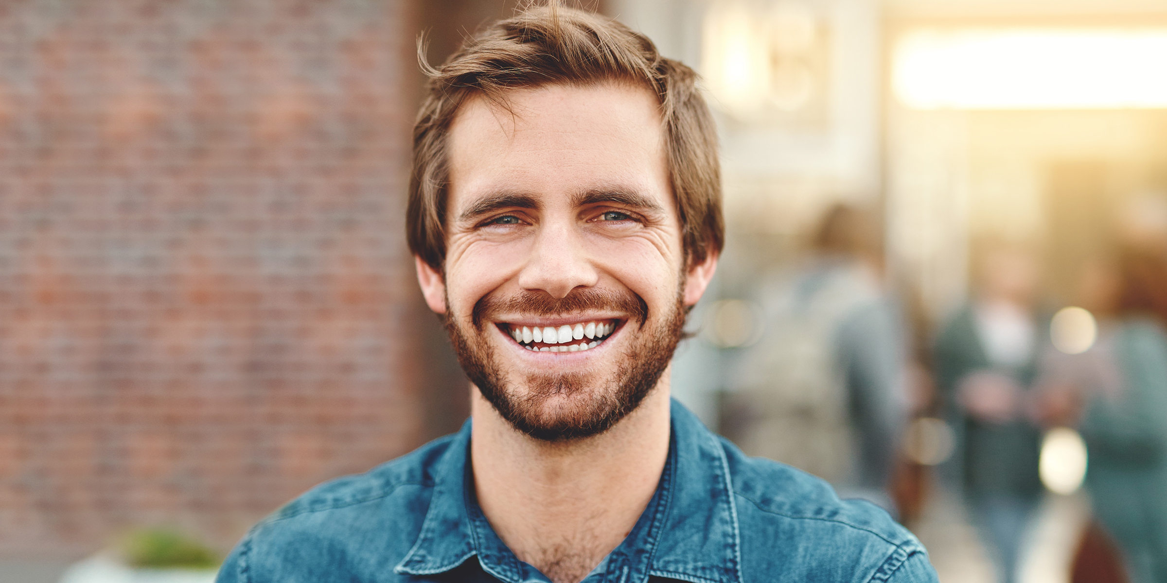 Un joven sonriendo | Fuente: Shutterstock