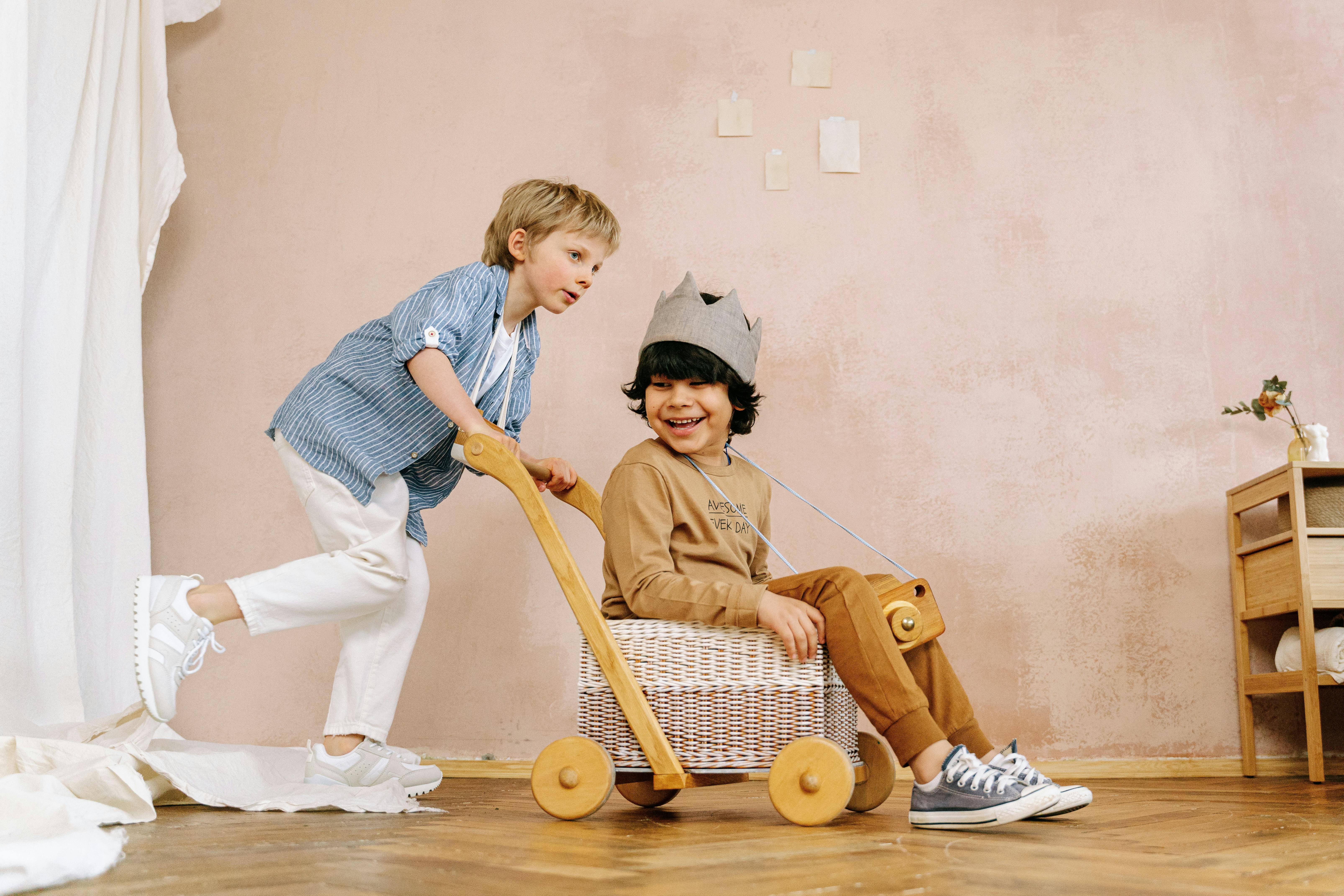 Niños jugando en casa | Foto: Pexels