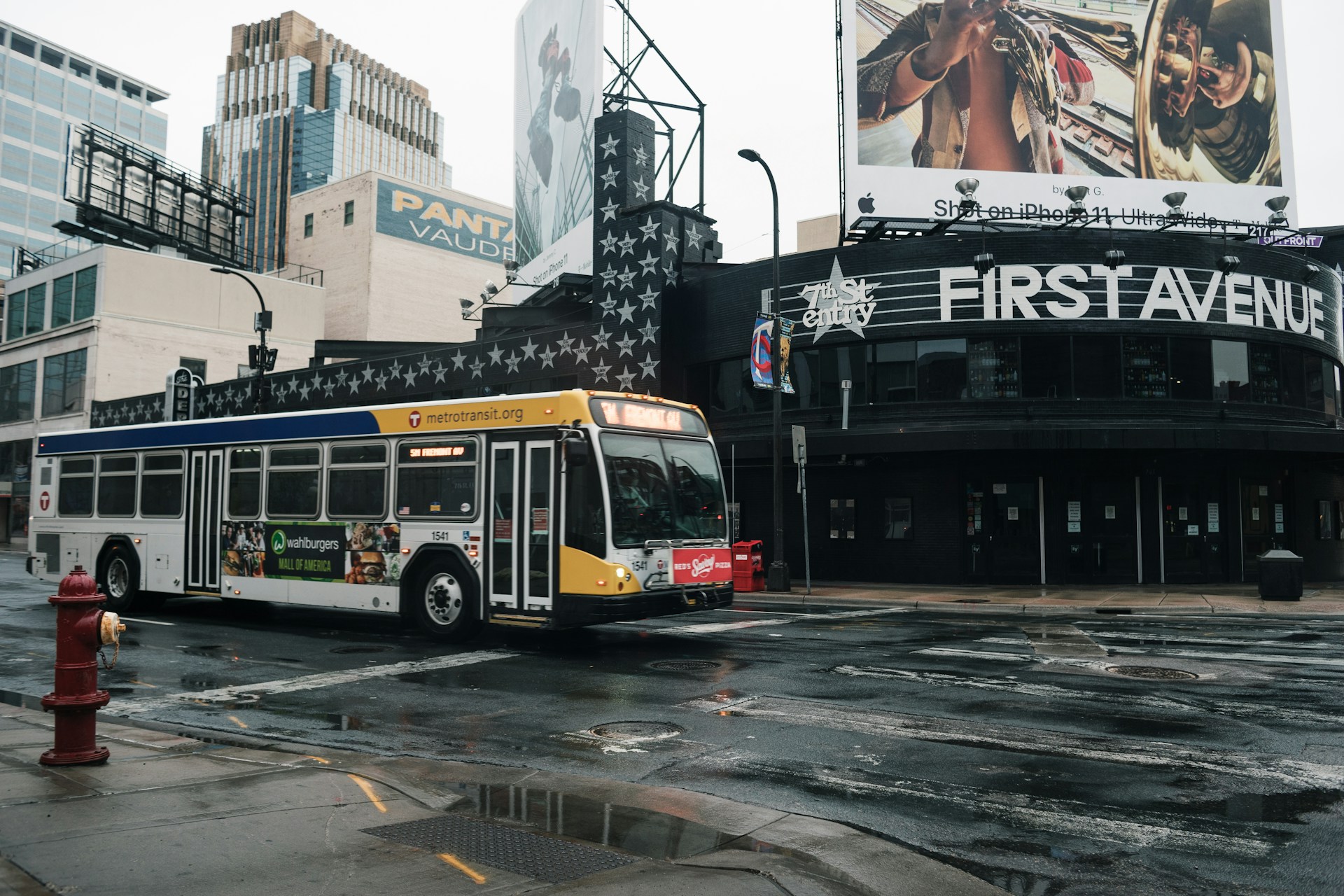 Un autobús en la calle | Fuente: Unsplash