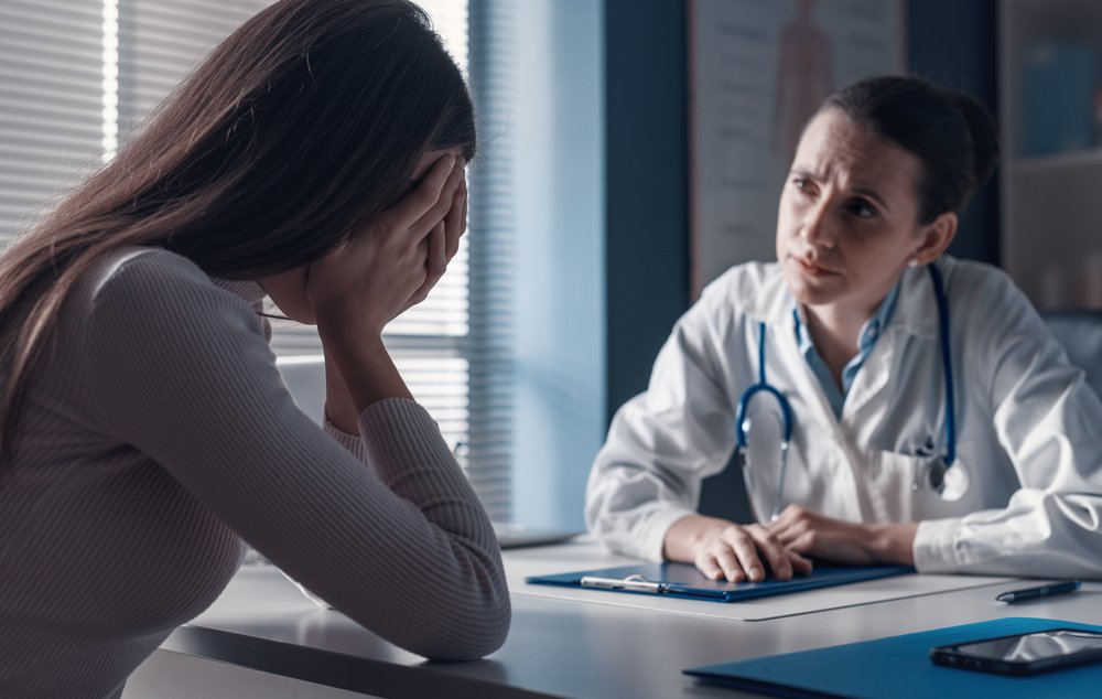 Mujer afligida llorando frente a una médica. | Foto: Shutterstock