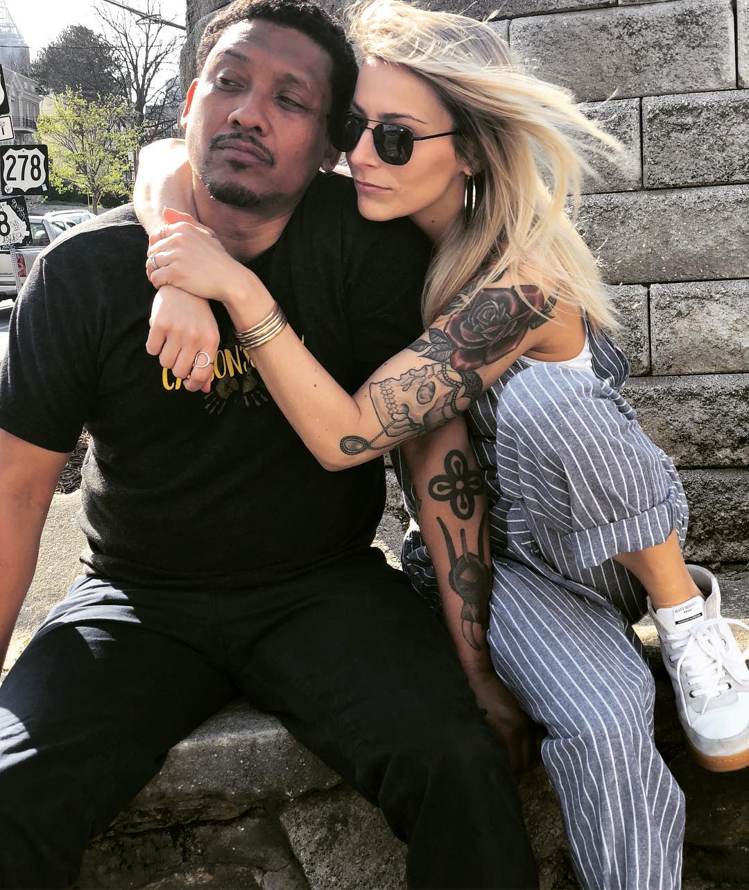 El actor posa con su esposa en un post fechado el 6 de abril de 2018 | Fuente: Instagram/eliselyon_art