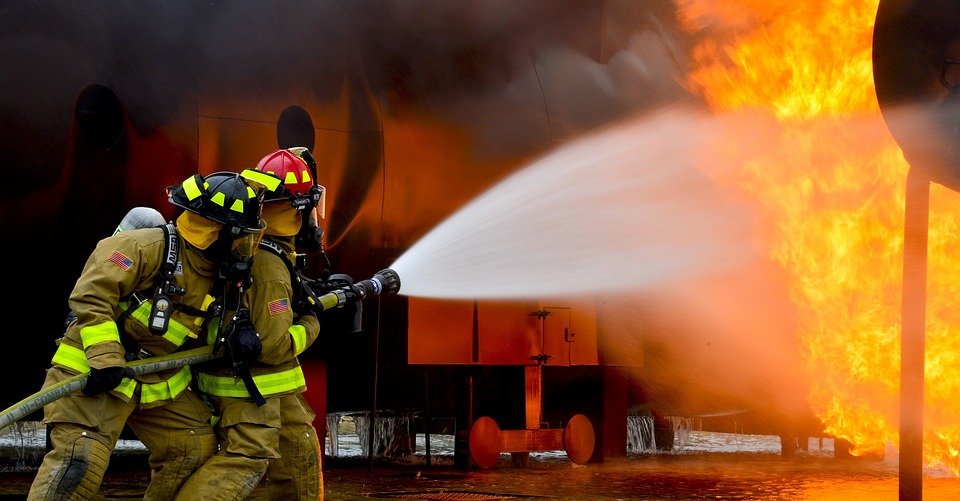 Cuerpo de bomberos combatiendo un incendio. | Imagen: Pixabay