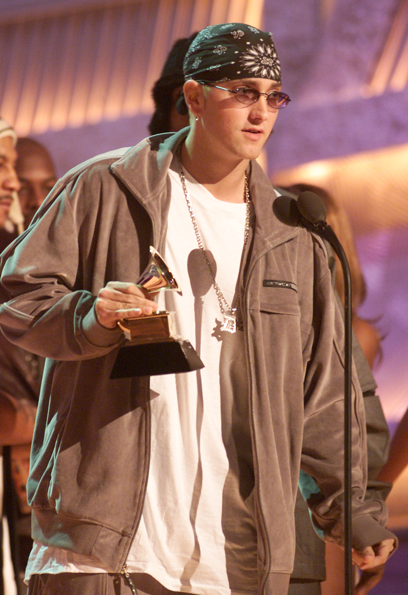 Eminem acepta el Grammy al Mejor Álbum de Rap en la 43 edición de los Premios Grammy en el Staples Center el 21 de febrero de 2001 en Los Ángeles, California | Fuente: Getty Images