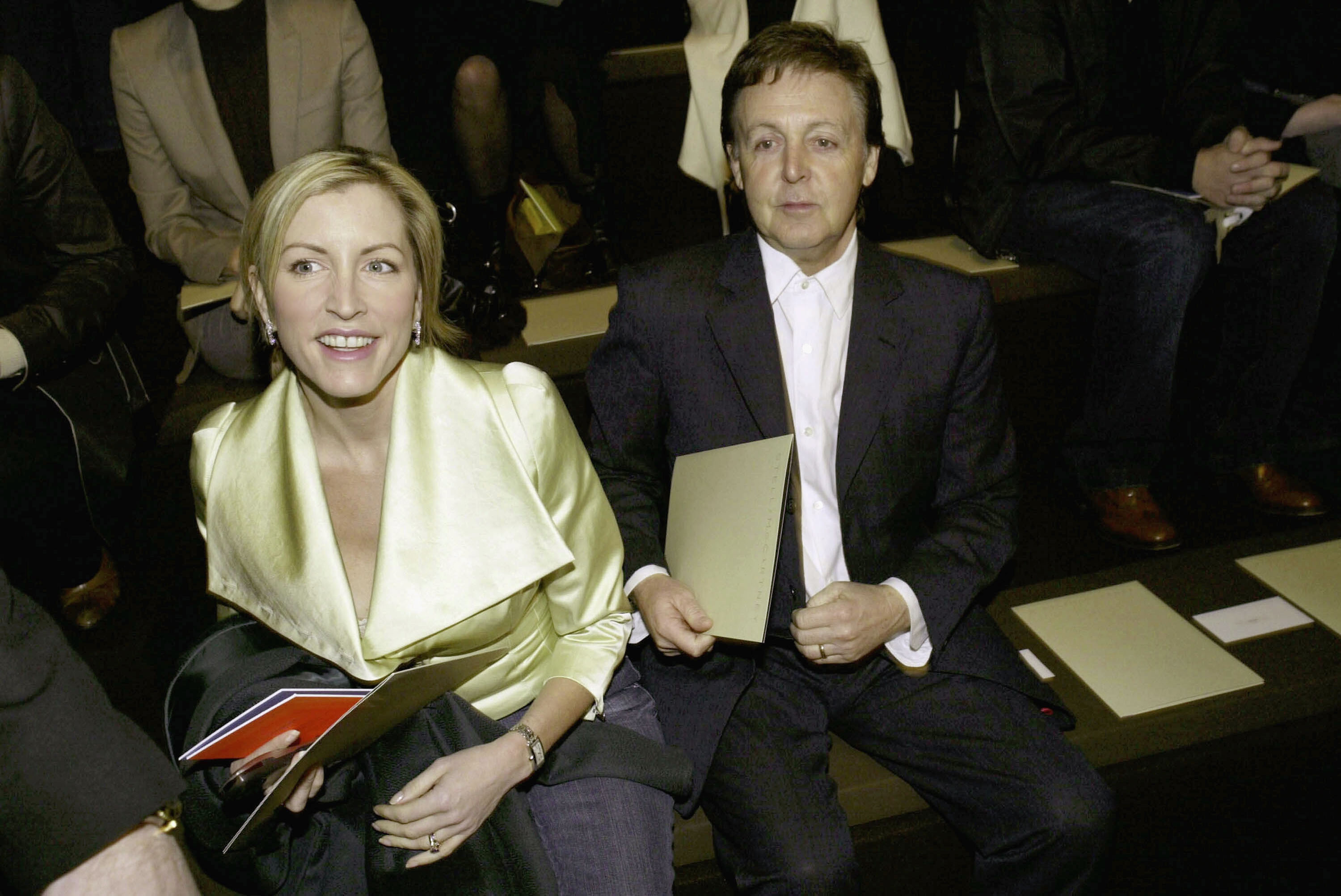 Paul McCartney y Heather Mills asisten a la colección Ready-To-Wear Otoño/Invierno 2004/2005 de Stella McCartney el 7 de marzo de 2004 en París, Francia | Foto: Getty Images