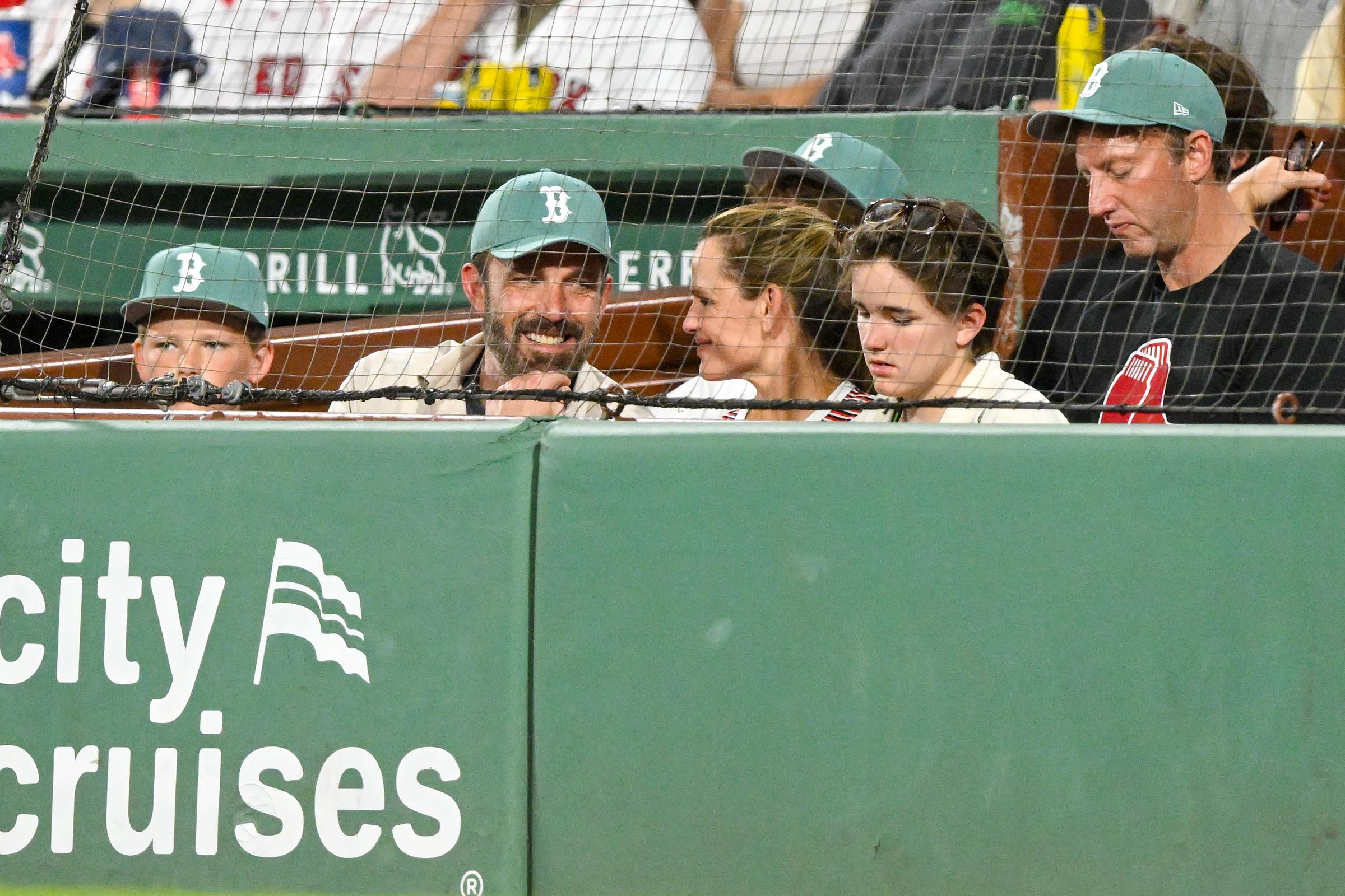 Ben Affleck y Jennifer Garner mantienen una conversación amistosa mientras ven un partido con sus hijos, Fin y Samuel, durante la cuarta entrada entre los Boston Red Sox y los Tampa Bay Rays en el Fenway Park el 11 de julio de 2025, en Massachusetts | Fuente: Getty Images