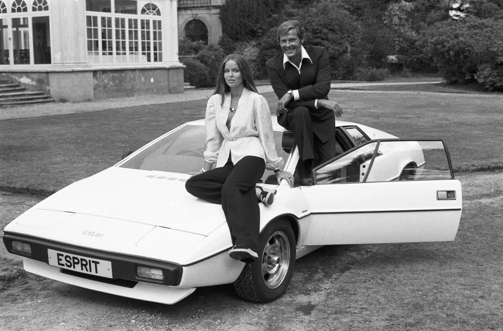 Roger Moore y Barbara Bach en 1976. | Fuente: Getty Images